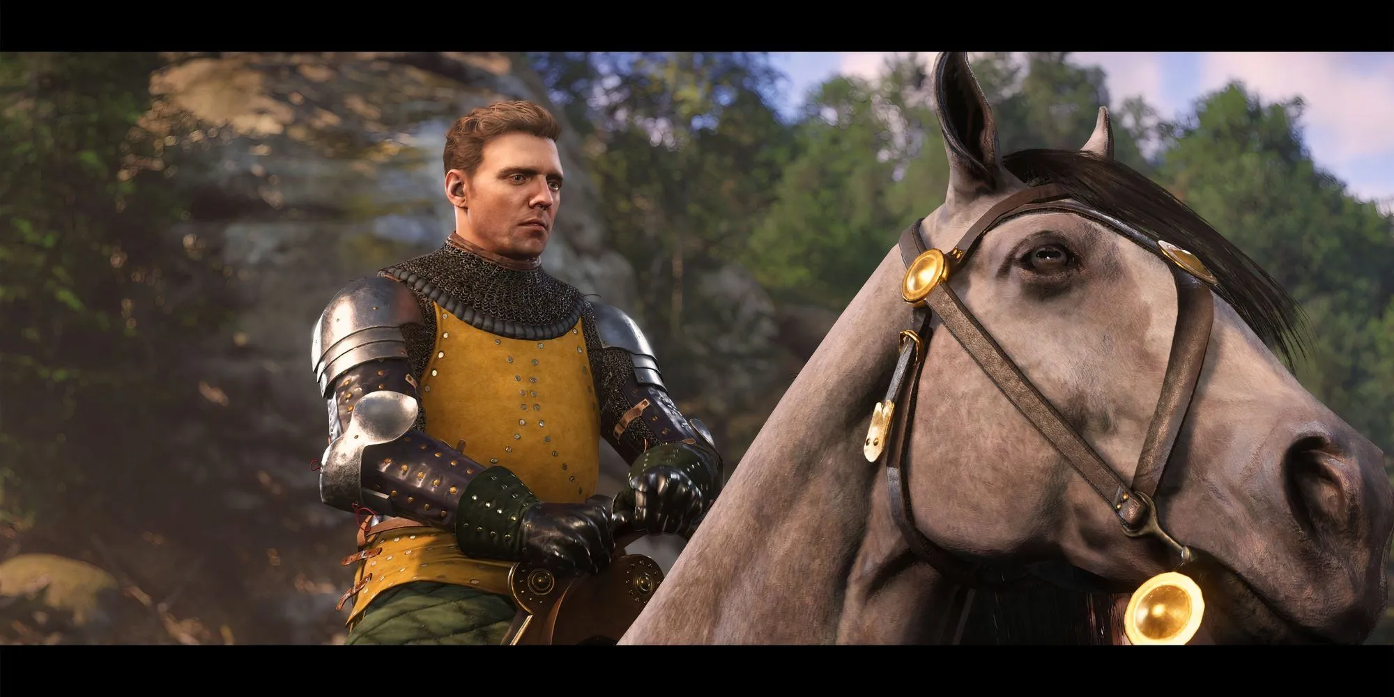 Henry cưỡi ngựa Pebbles cùng đồng đội trong khung cảnh mở rộng của Kingdom Come Deliverance 2, nhấn mạnh tầm quan trọng của ngựa trong di chuyển.