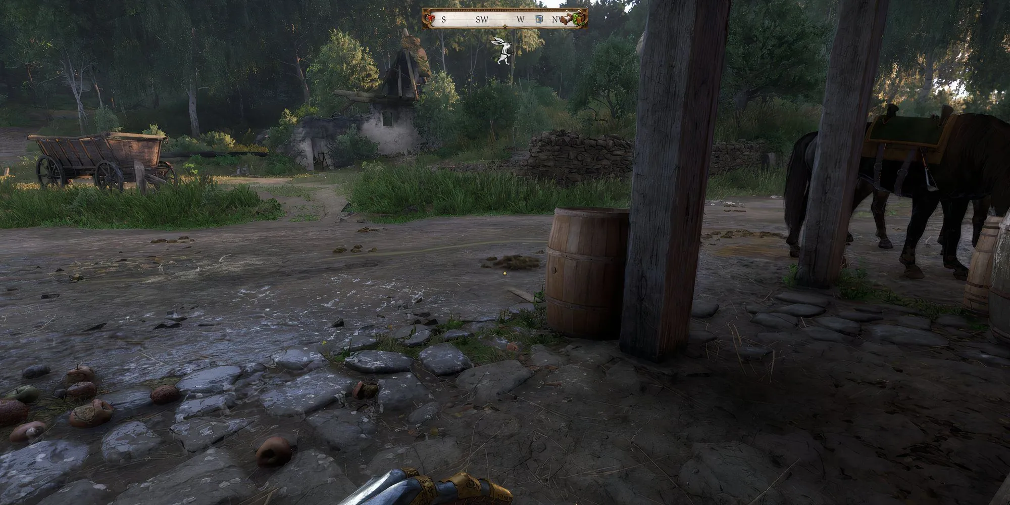 Henry đang rón rén trong môi trường của Kingdom Come Deliverance 2, thể hiện cảnh lén lút mà không có UI hỗ trợ.