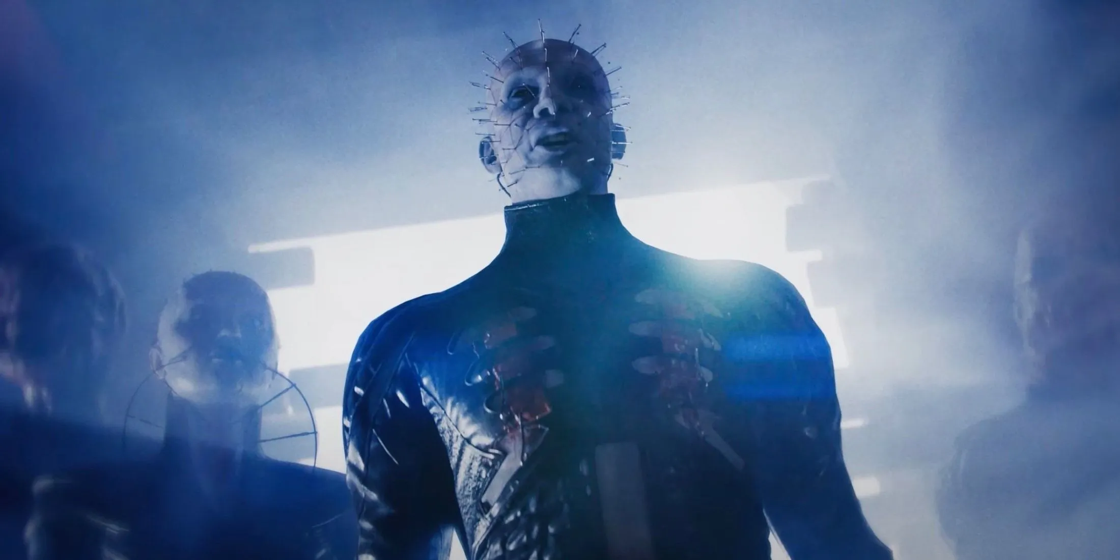 Pinhead, nhân vật phản diện chính của Hellraiser, bước qua cánh cửa trong Hellraiser Revival