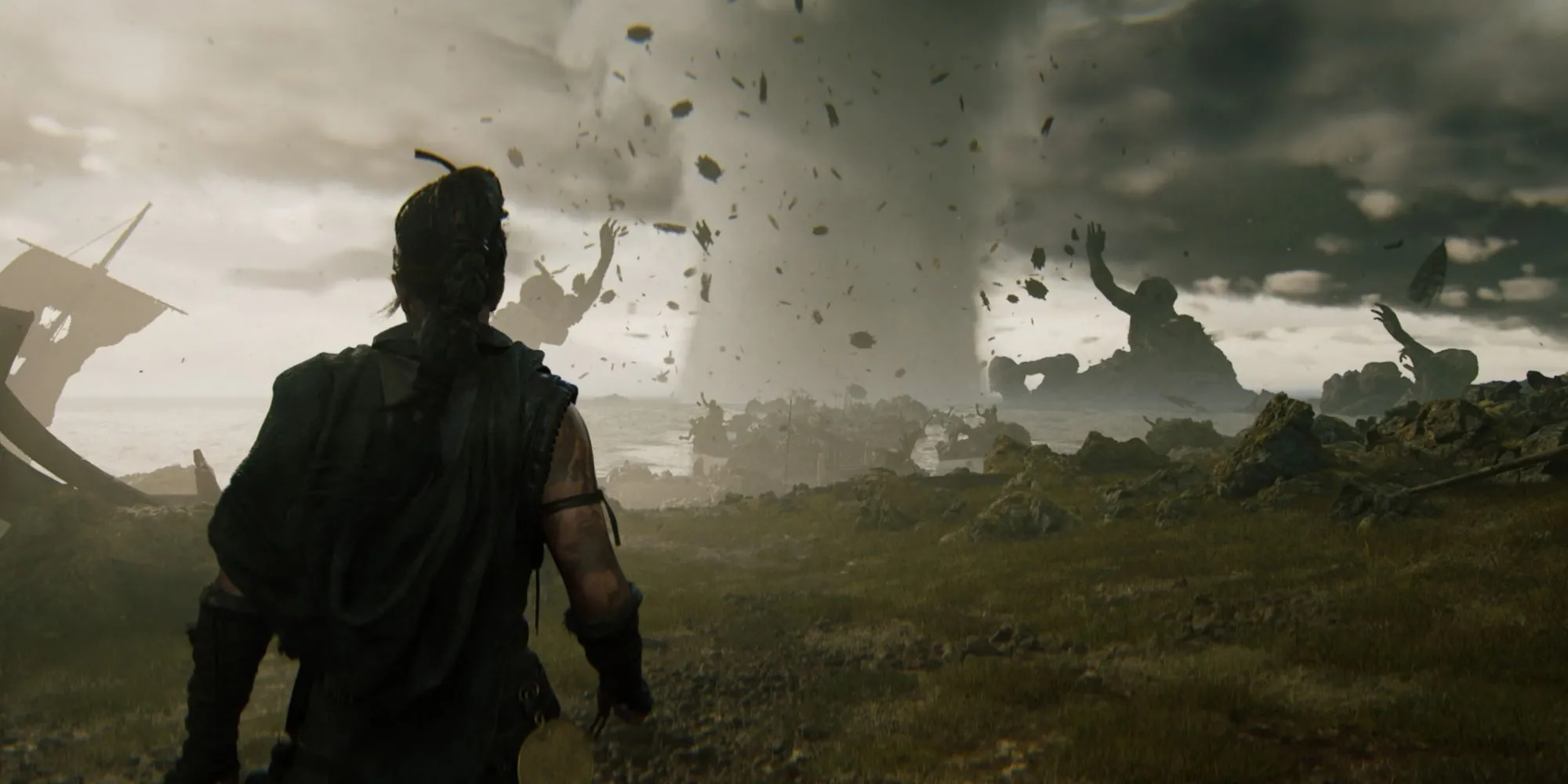 Senua đi bộ về phía cơn lốc xoáy trong Hellblade 2, biểu tượng cho hành trình cô đơn