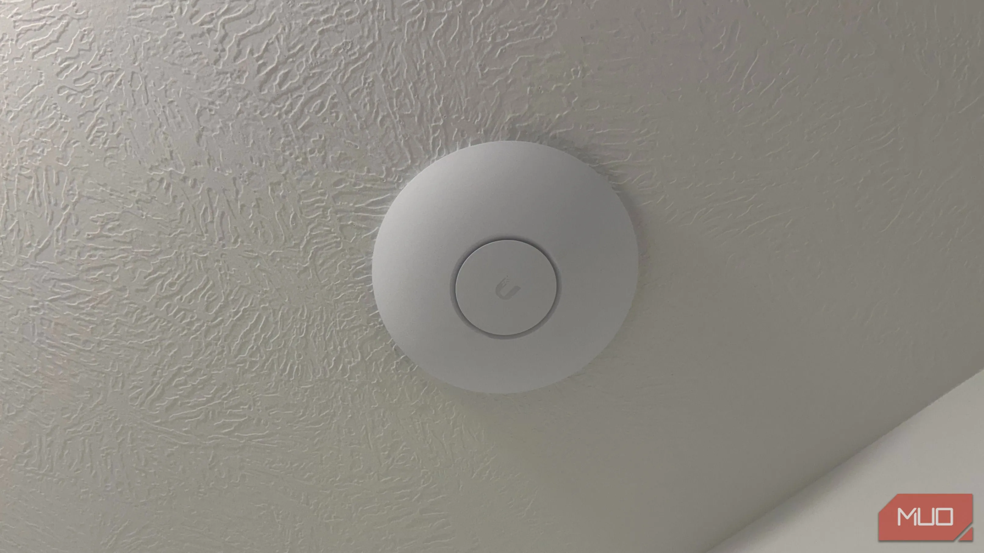 Access point Ubiquiti gắn trần — dễ xảy ra overlap kênh nếu không cấu hình