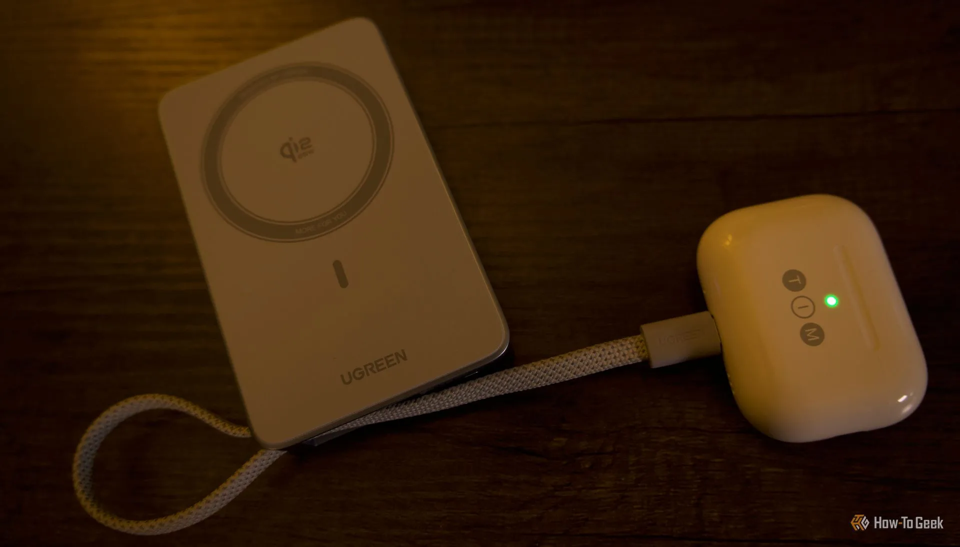 AirPods Pro cắm vào Ugreen MagFlow qua cổng sạc có dây