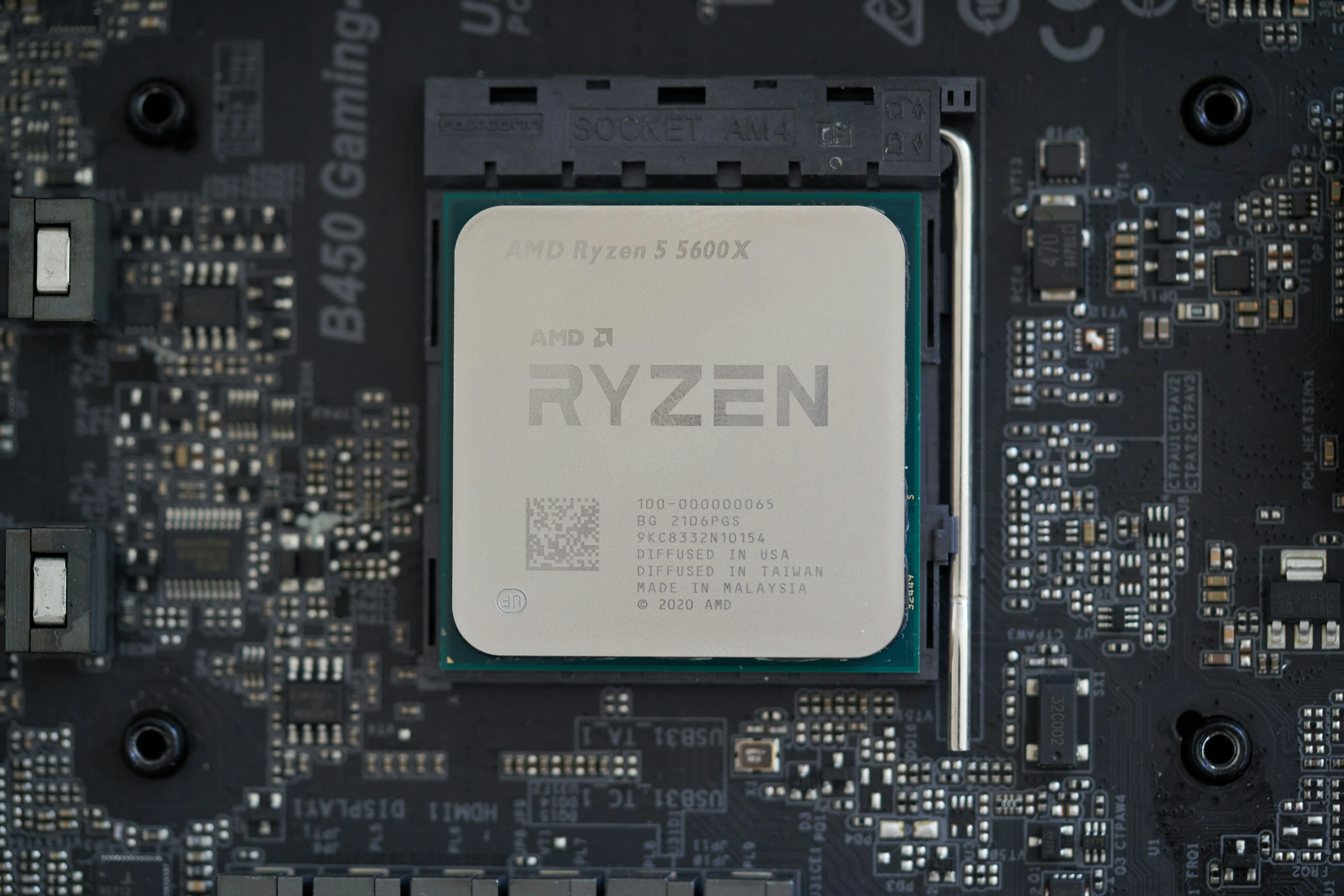 AMD Ryzen 5 5600X gắn trên bo mạch chủ, hình ảnh minh họa độ nhỏ gọn và hiệu năng cao