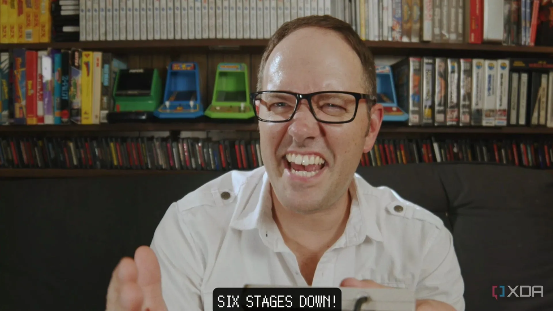 Ảnh cảnh cutscene FMV trong Angry Video Game Nerd 8-Bit, thể hiện phong cách kể chuyện và các mảng tham chiếu phim/game