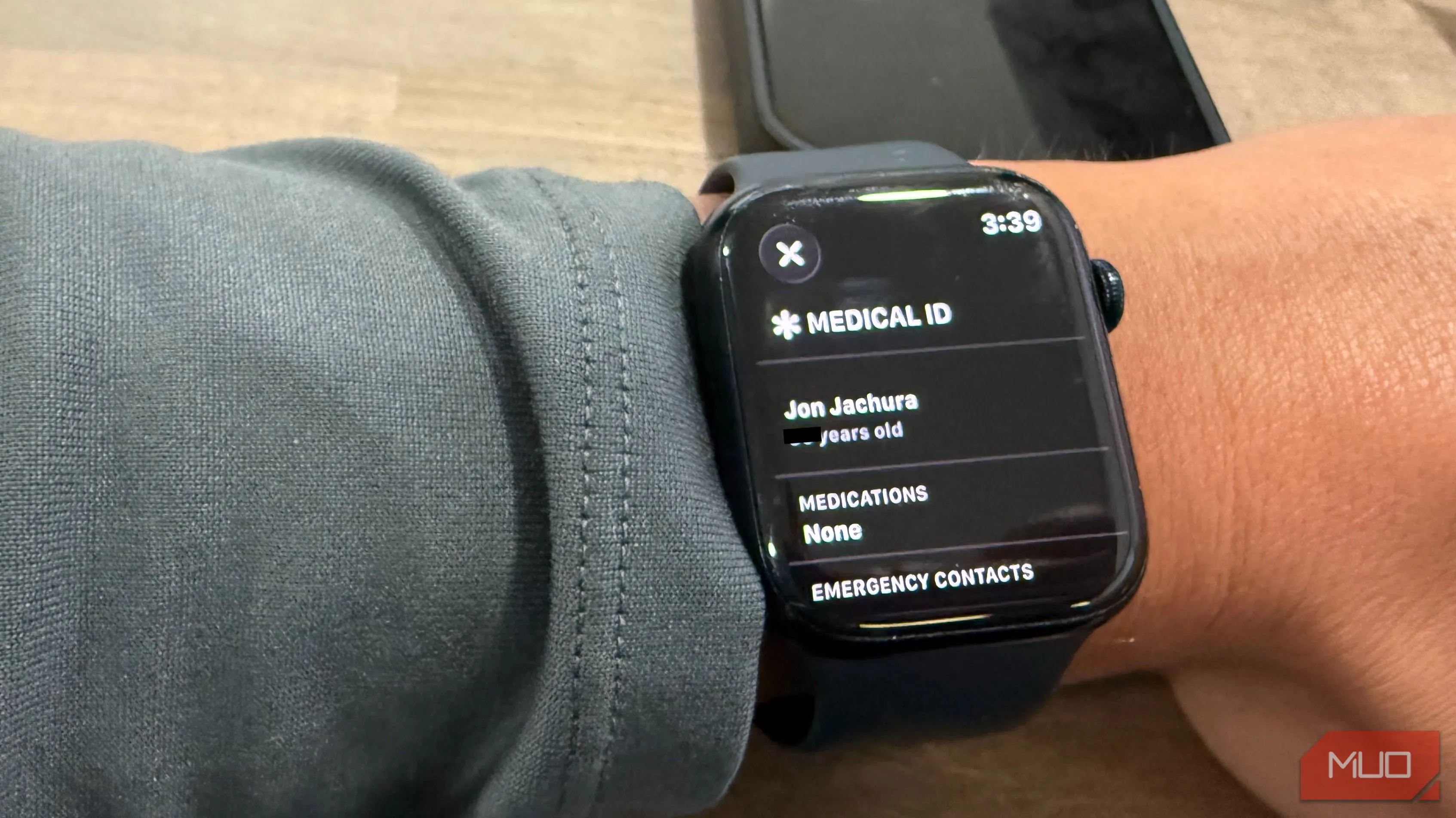 Ảnh minh họa Medical ID trên Apple Watch, hiển thị thông tin y tế trên màn khóa