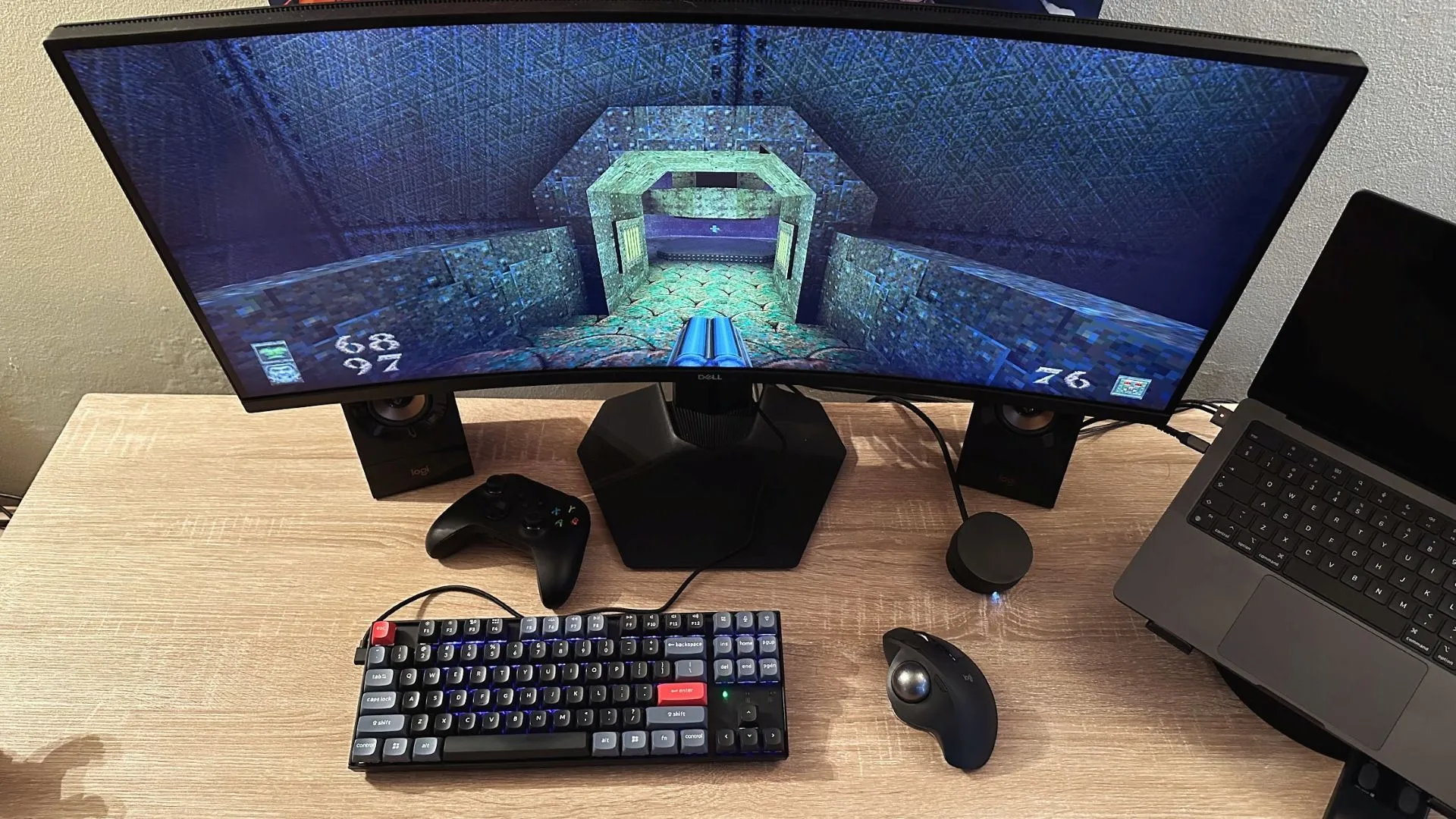 Bàn làm việc với màn ultrawide và trackball, tham khảo so sánh kích thước.