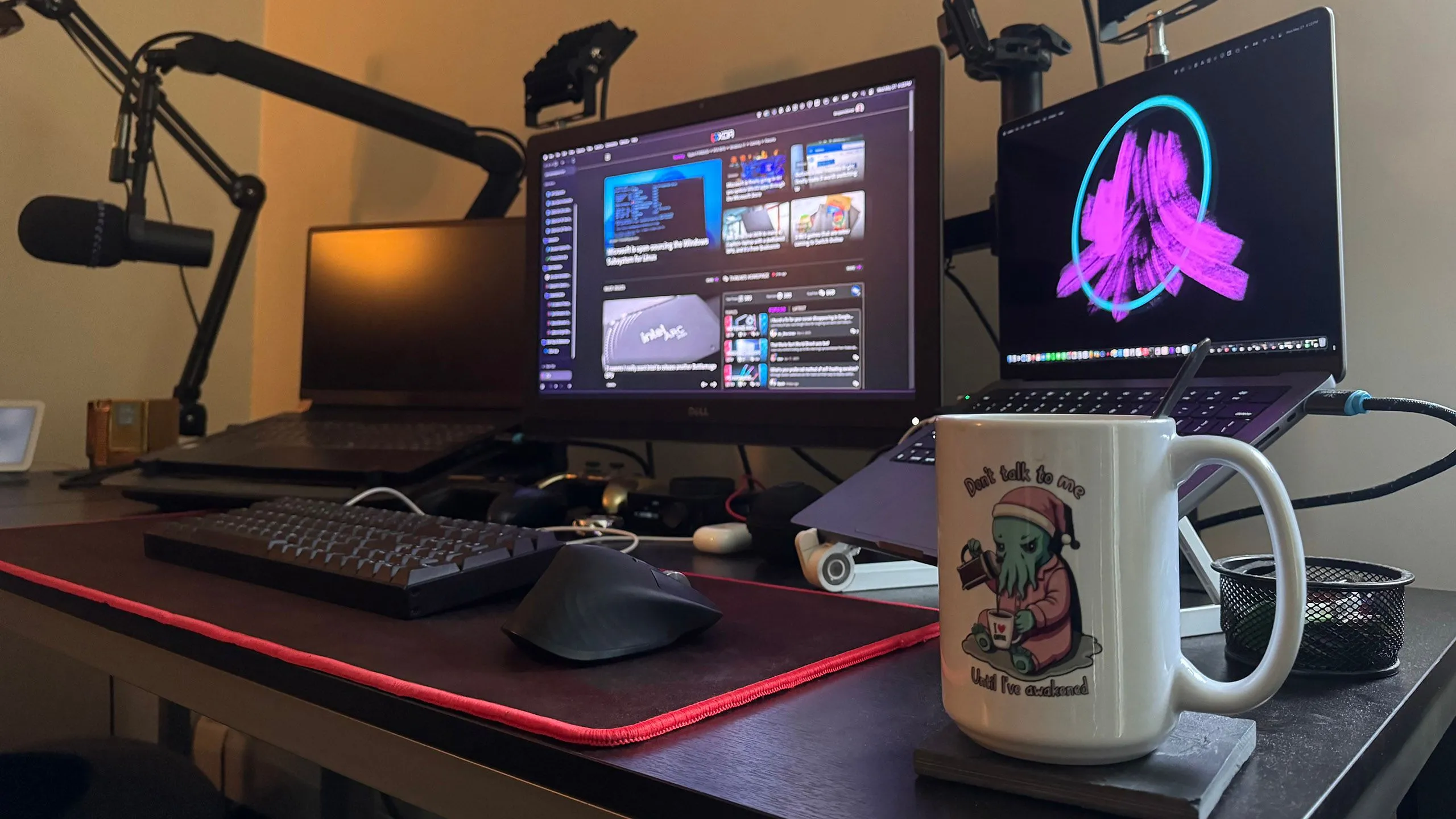 Bàn làm việc với trình duyệt Arc/Min hiện thị, phù hợp cho research khi chơi game