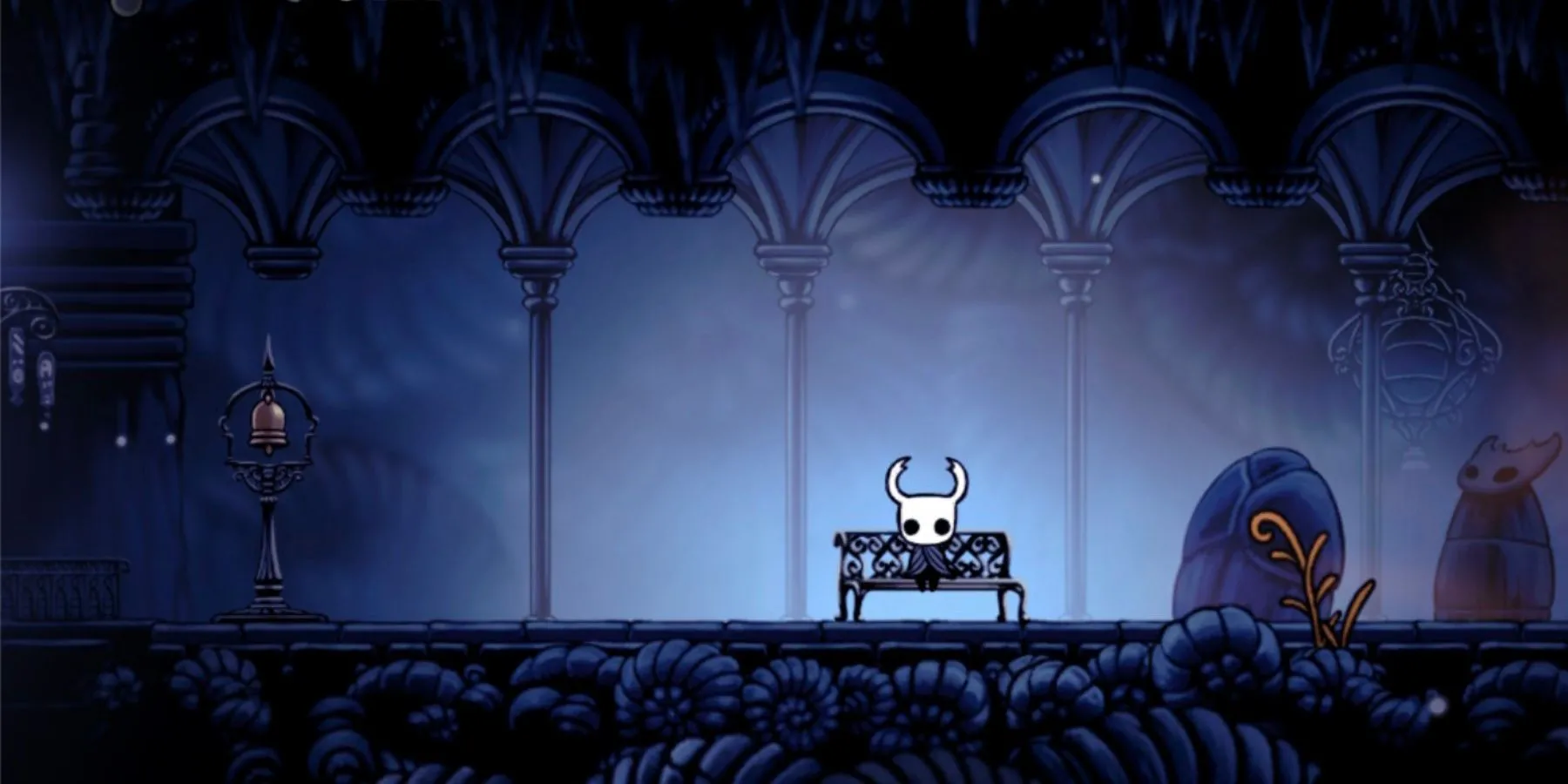 Băng ghế (bench) gần trạm Stag cho phép lưu và nghỉ; ảnh minh họa bench trong Hollow Knight
