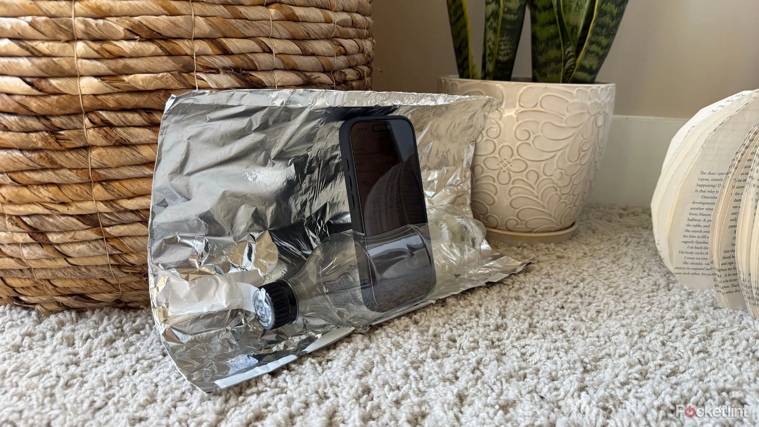 Bộ khuếch đại parabol giấy bạc làm từ lon và chai Coca‑Cola.