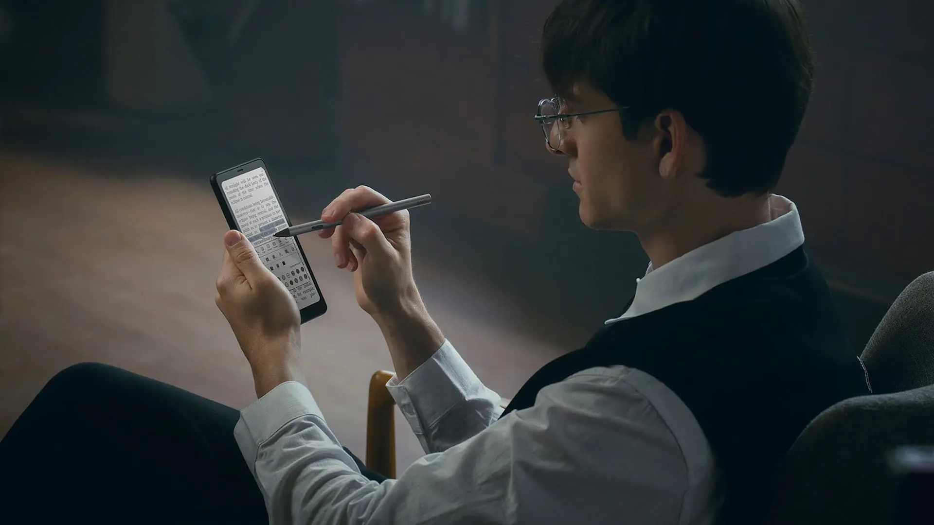 Boox Palma 2 Pro dùng trong ghế đọc sách