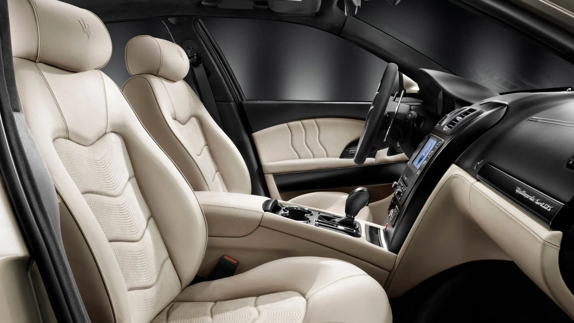 Cabin Quattroporte 2010 góc nhìn tổng quan, nhấn vào ghế và bảng điều khiển.