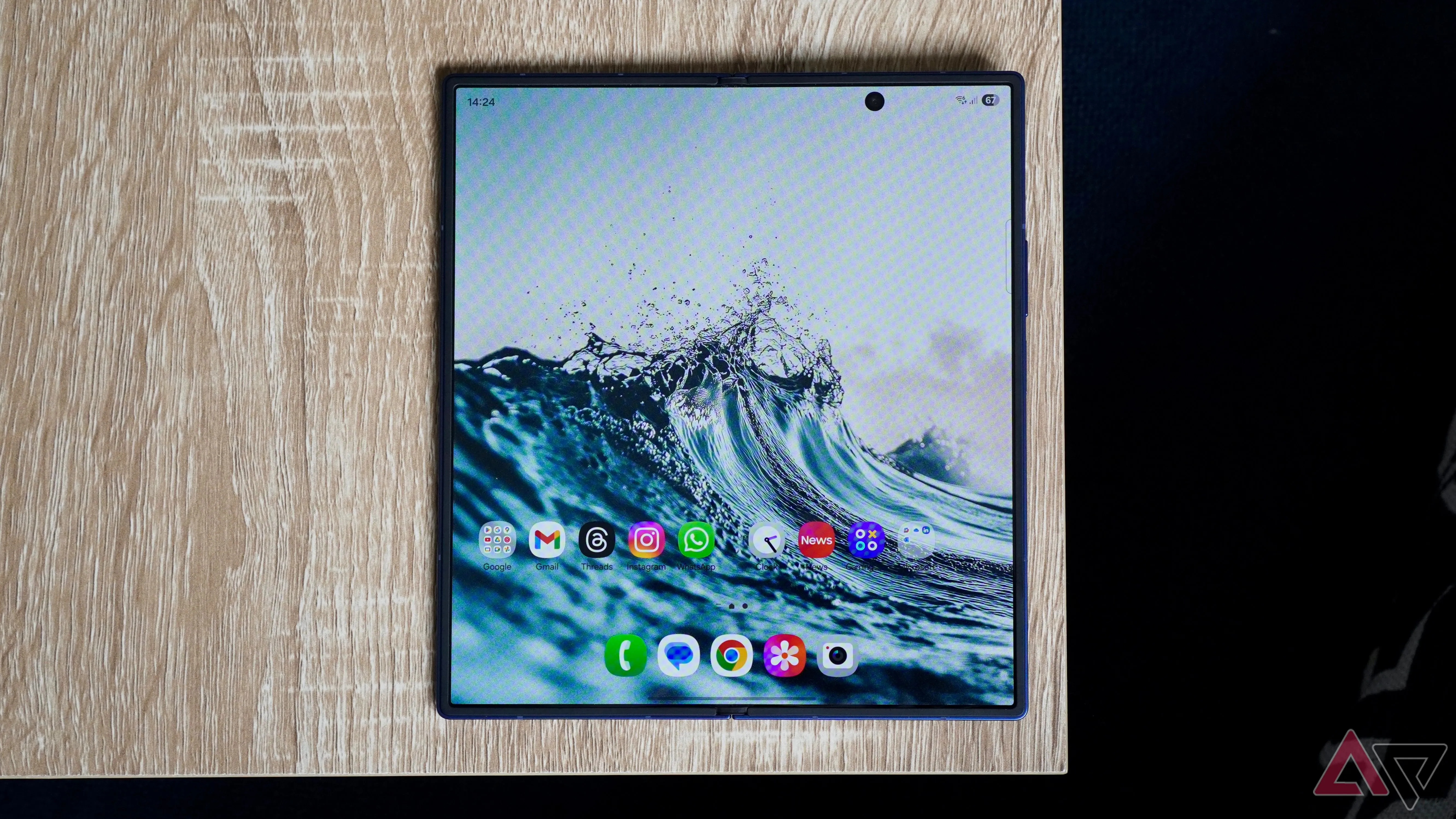 Galaxy Z Fold 7 mở trên một bàn gỗ, hiển thị bản lề và màn hình trong