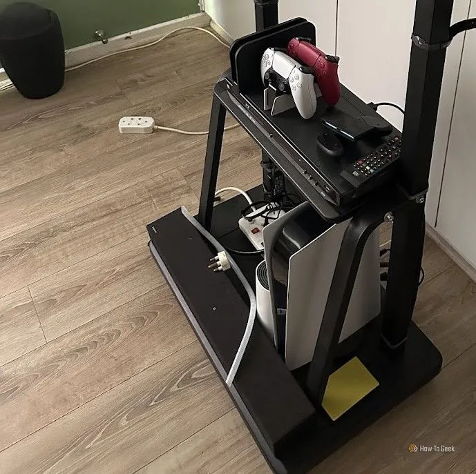 Giá AV không có TV, đặt soundbar ở khay dưới.