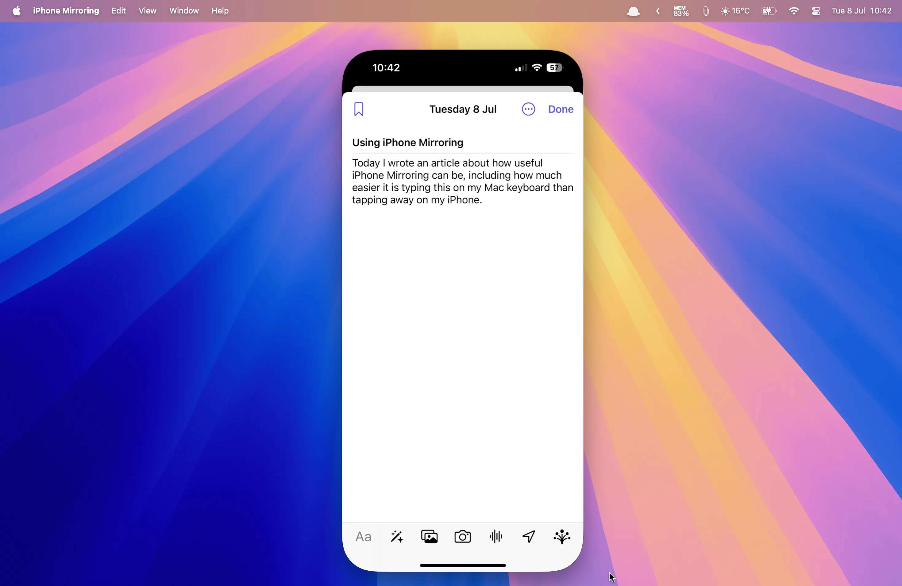 Giao diện app Journal trên iPhone chạy dưới chế độ iPhone Mirroring trên Mac, minh họa khả năng gõ bằng bàn phím Mac.