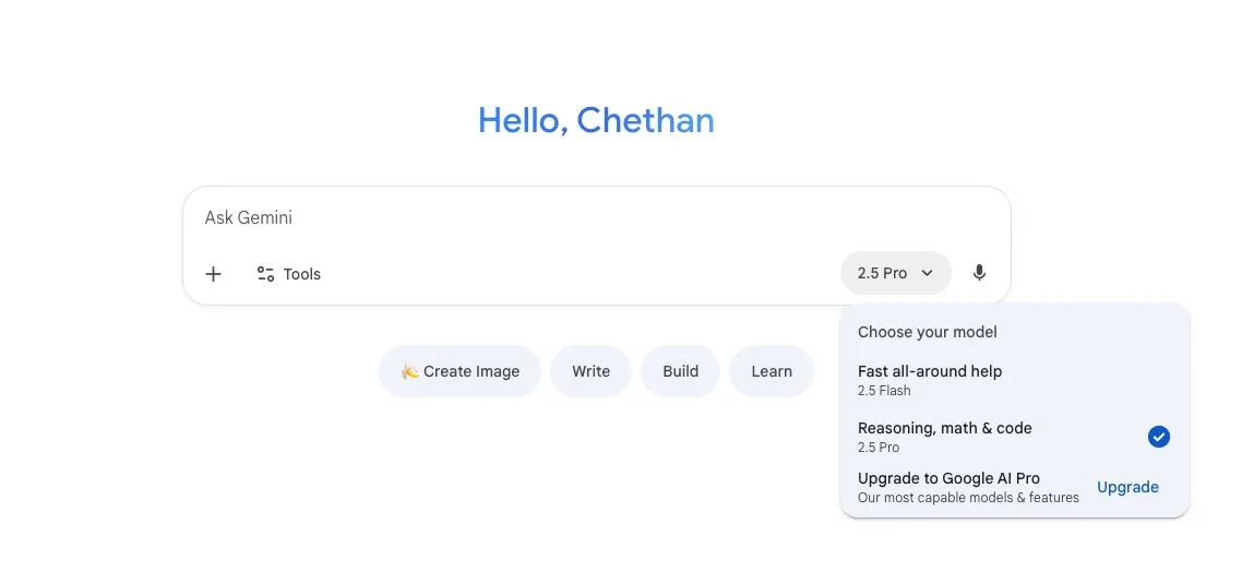 Giao diện web Google Gemini với công tắc chuyển mô hình nằm ở thanh nhập bên phải dưới, cạnh biểu tượng micro và Gemini Live
