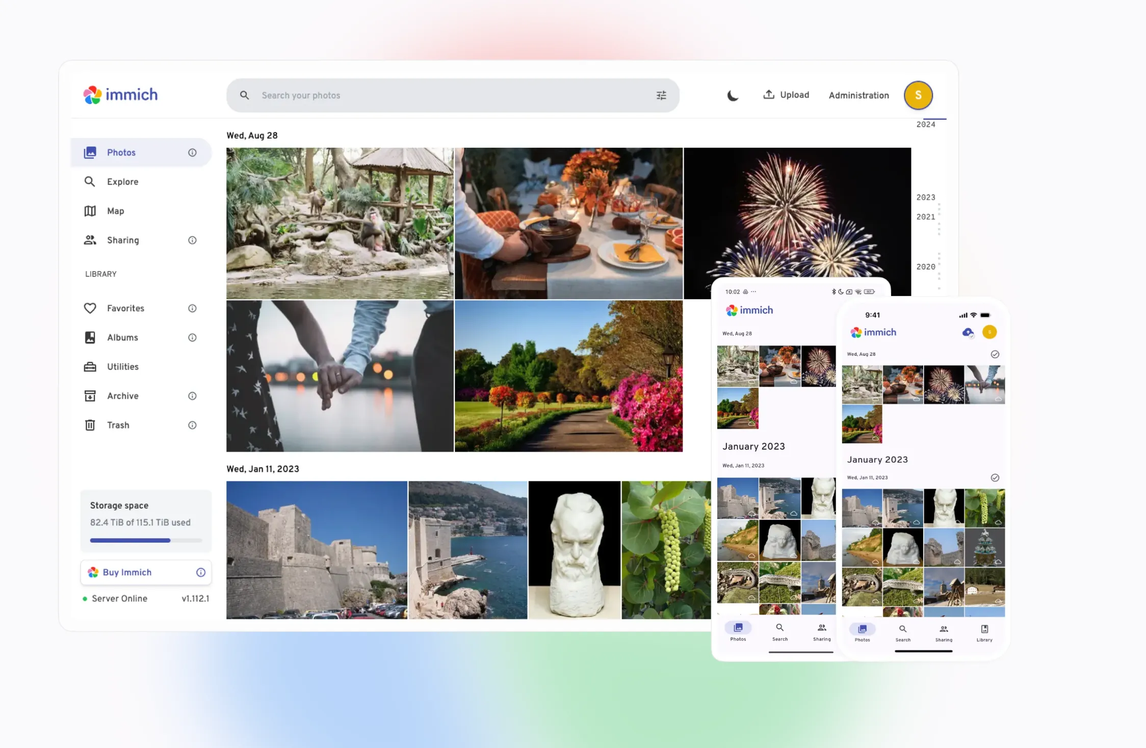 Giao diện web và mobile của Immich hiển thị backup ảnh và tính năng tìm kiếm bằng AI.
