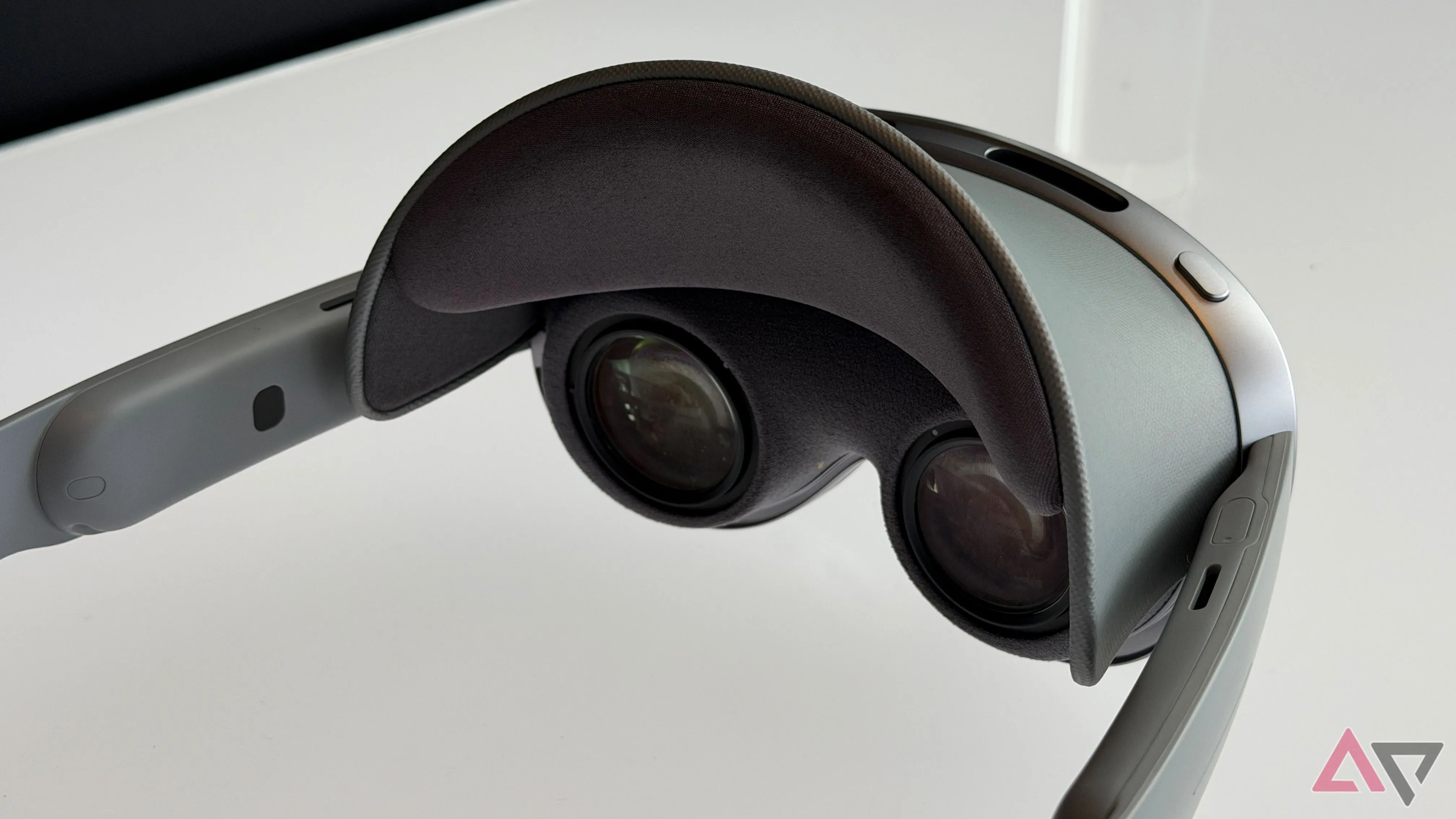 Góc nhìn bên trong Samsung Galaxy XR, cho thấy cấu trúc hiển thị và cảm giác đeo