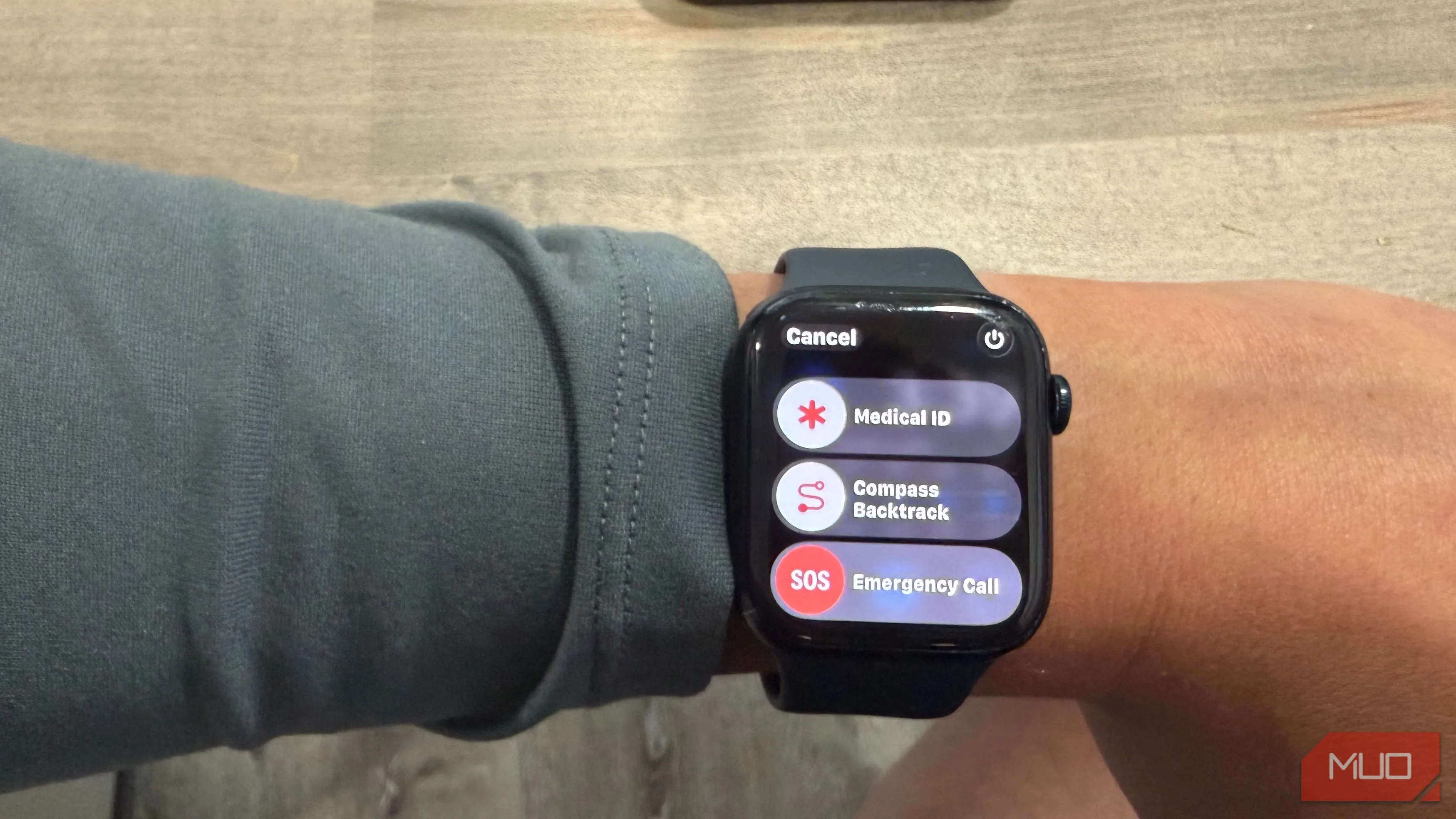 Gọi khẩn cấp từ Apple Watch, màn hình Emergency SOS hiển thị cách gọi và gửi vị trí