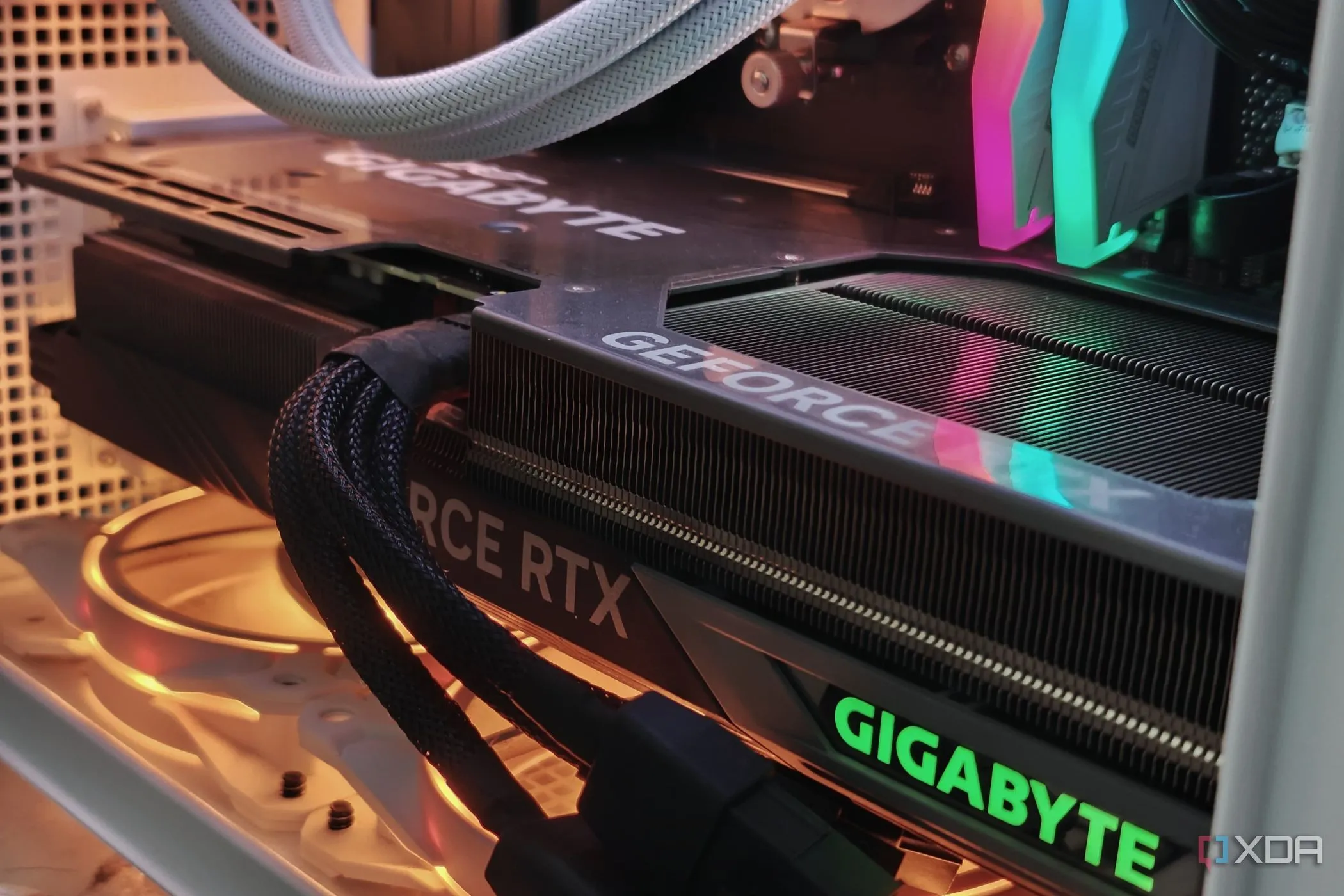 GPU Gigabyte GeForce RTX 4070 Ti lắp trong thùng máy có đèn RGB — ví dụ tải đột ngột gây transient trên nguồn