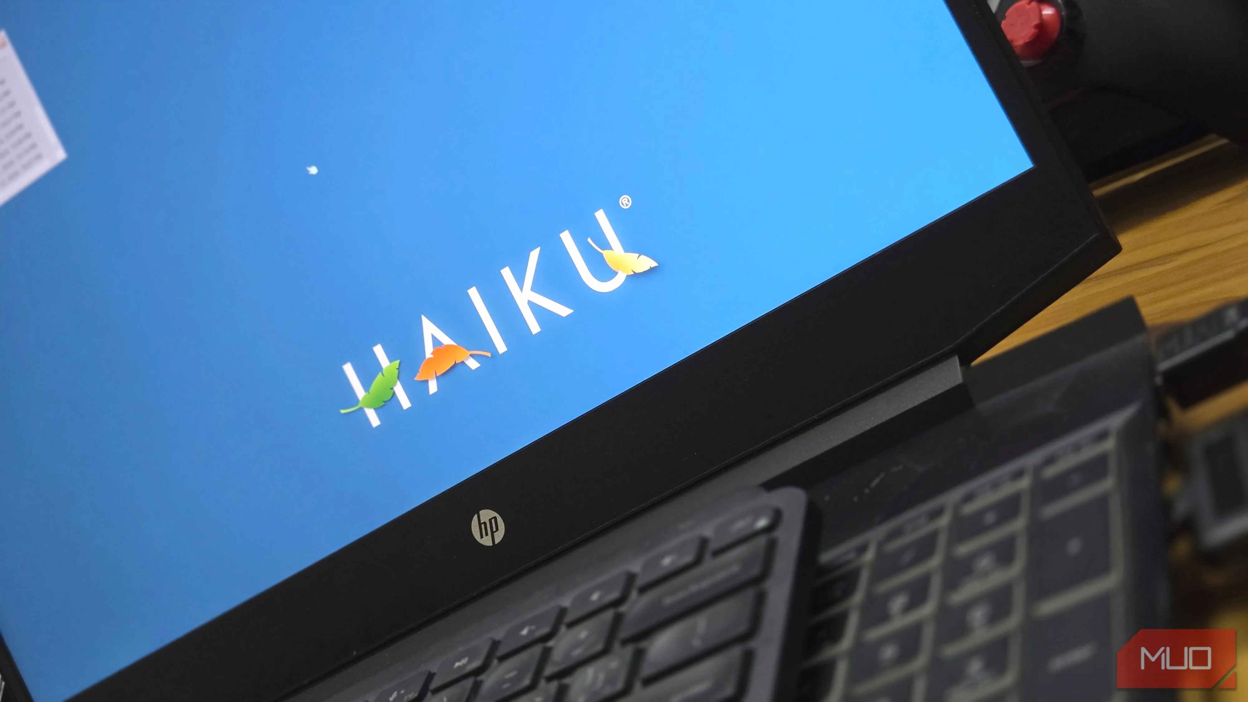 Haiku OS chạy trên laptop HP - hệ điều hành kế thừa BeOS, khởi động nhanh
