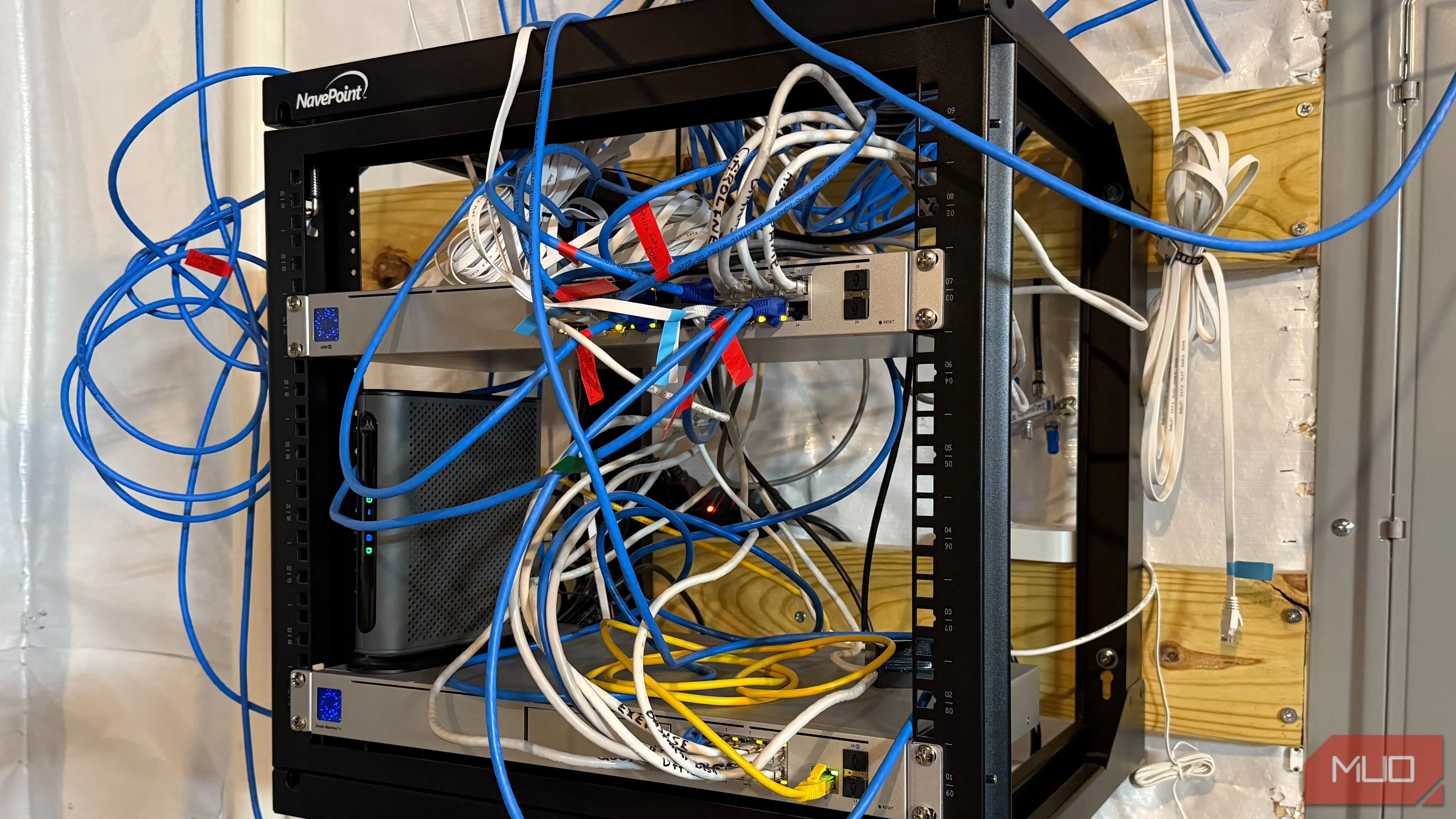 Hệ thống router Ubiquiti trong tầng hầm, chuẩn bị cấu hình kênh Wi‑Fi