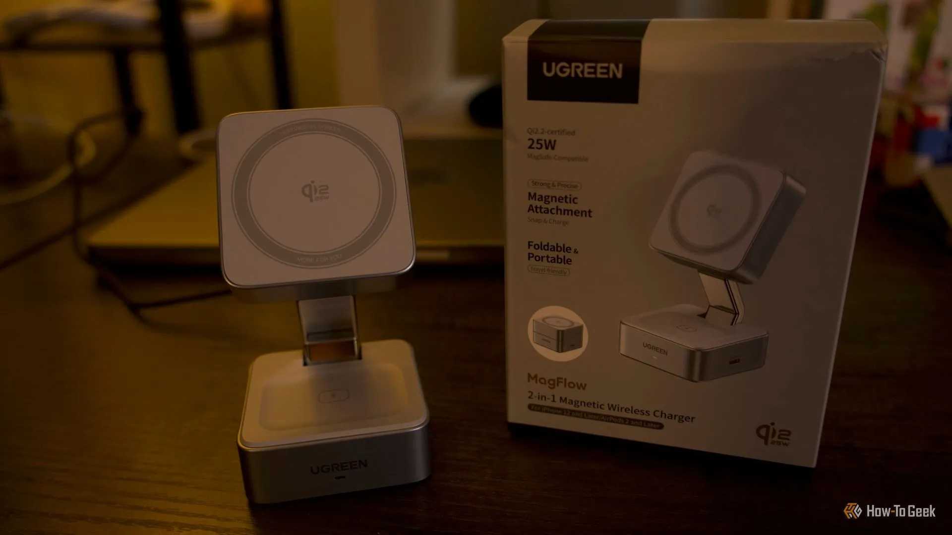 Hộp sản phẩm Ugreen MagFlow 2-in-1 đặt trên bàn, thể hiện phụ kiện đi kèm và thân máy.