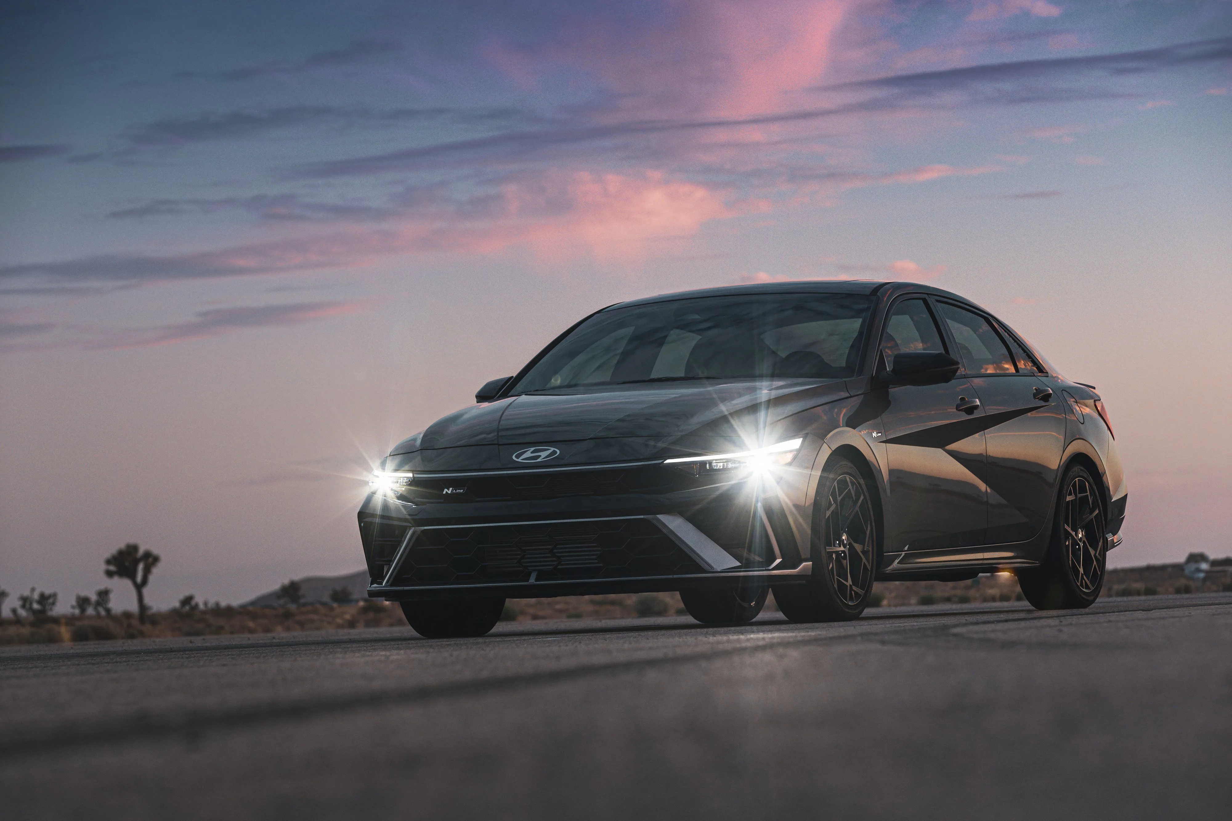 Hyundai Elantra N-Line 2024 góc nghiêng, thể thao và nội thất trang bị