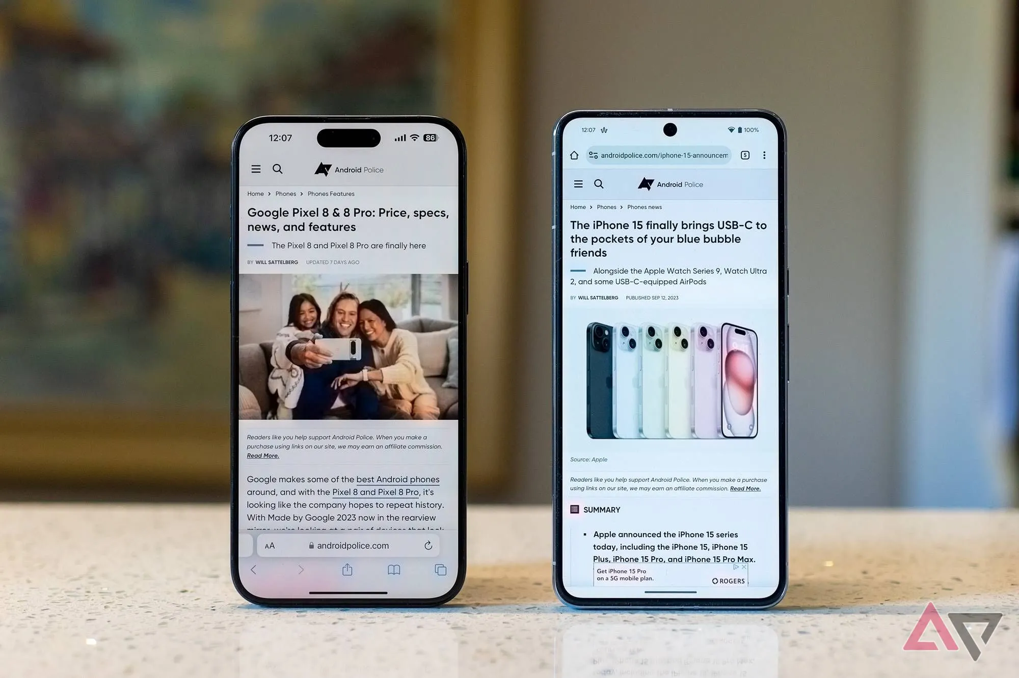 iPhone 15 Pro Max và Google Pixel 8 Pro đặt cạnh nhau trong bối cảnh bếp, cả hai hiển thị trang Android Police