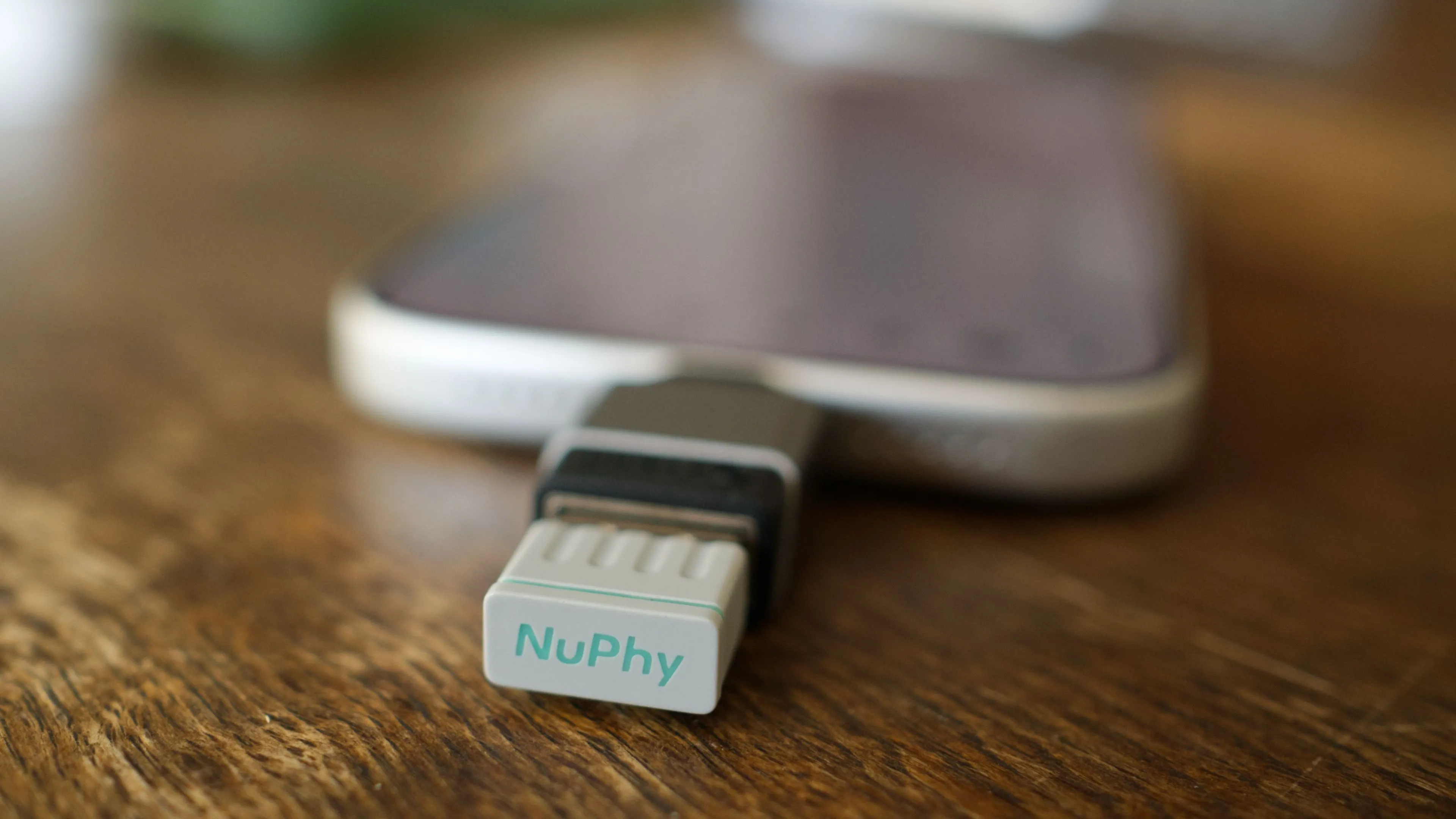 iPhone 17 Pro dùng dongle 2.4GHz của NuPhy, minh họa cách kết nối bàn phím không dây với iPhone qua adapter.