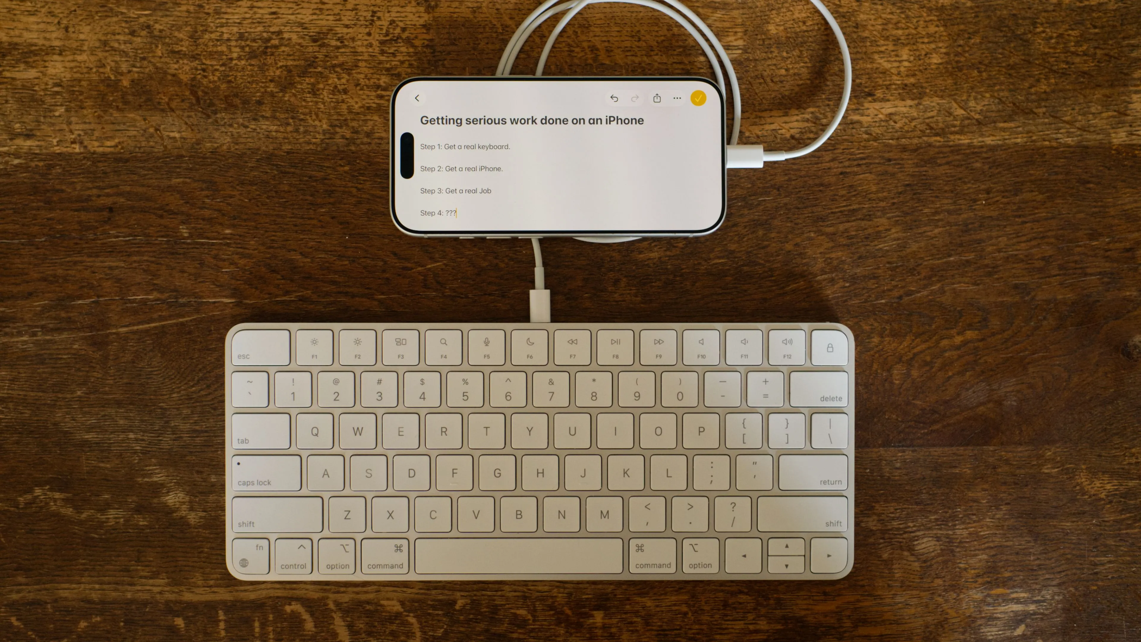 iPhone 17 Pro kết nối với Apple Magic Keyboard để gõ văn bản dài trên iPhone.