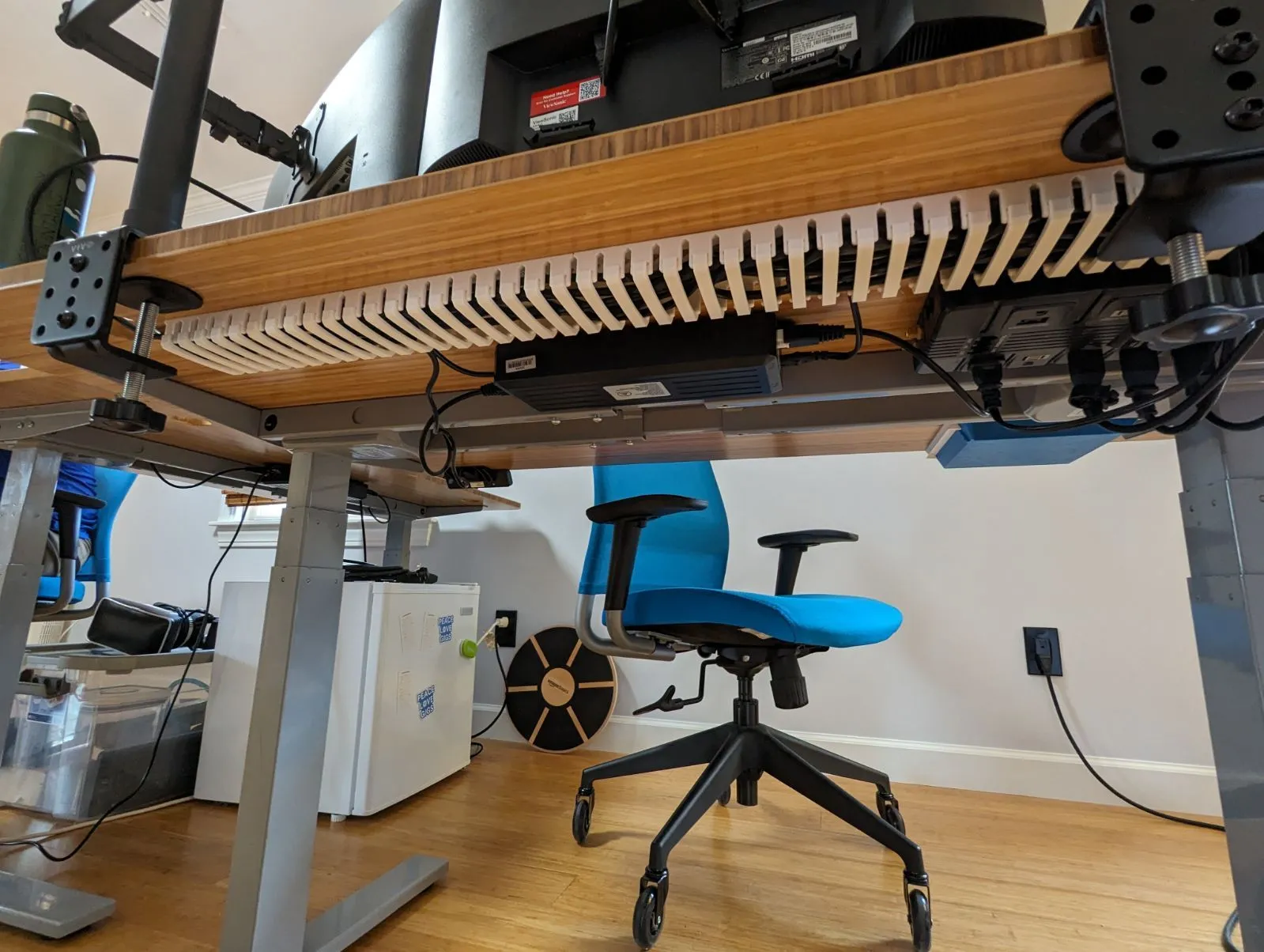 Khay quản lý cáp modular in 3D gắn dưới bàn