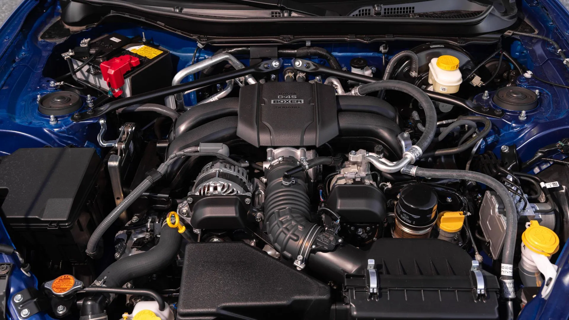 Khoang động cơ Subaru BRZ 2024 hiển thị động cơ boxer 2.4L và chi tiết under-bonnet.
