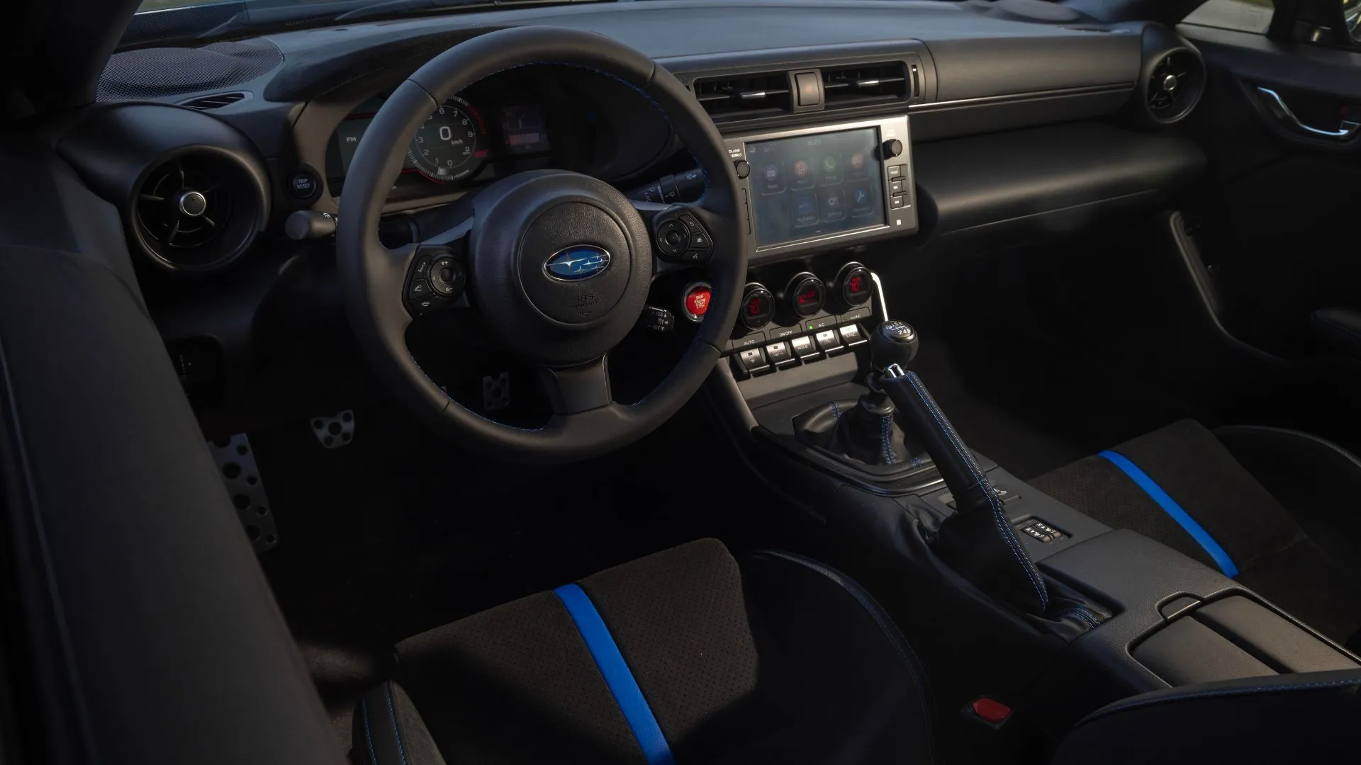 Khoang lái Subaru BRZ tS 2024 cho thấy vô lăng, màn hình infotainment và cần số thể thao.