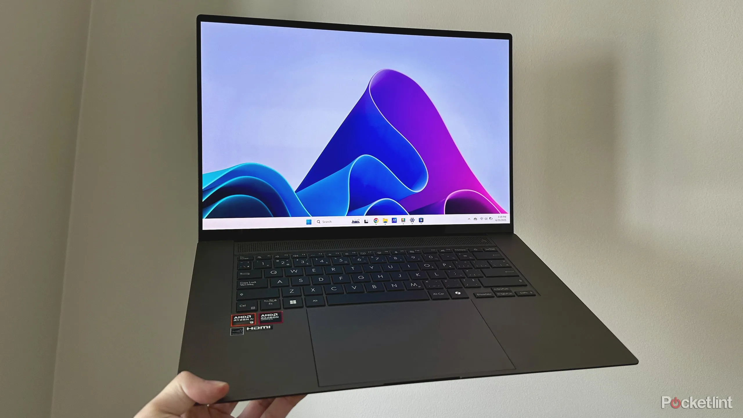 Laptop chạy Windows 11 được giơ lên, tượng trưng cho việc thích nghi với hệ điều hành mới