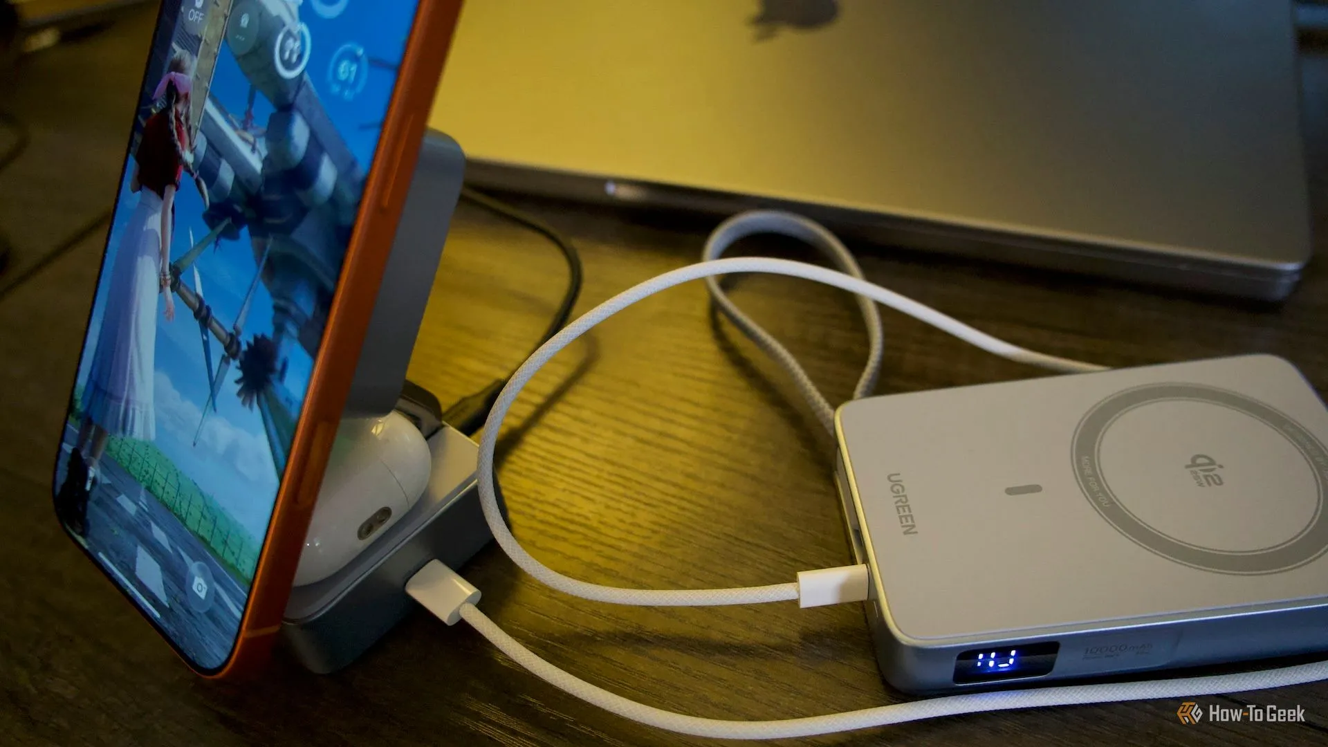 MagFlow kèm iPhone và AirPods, cho thấy cổng USB-C pass-through đang kết nối với power bank.