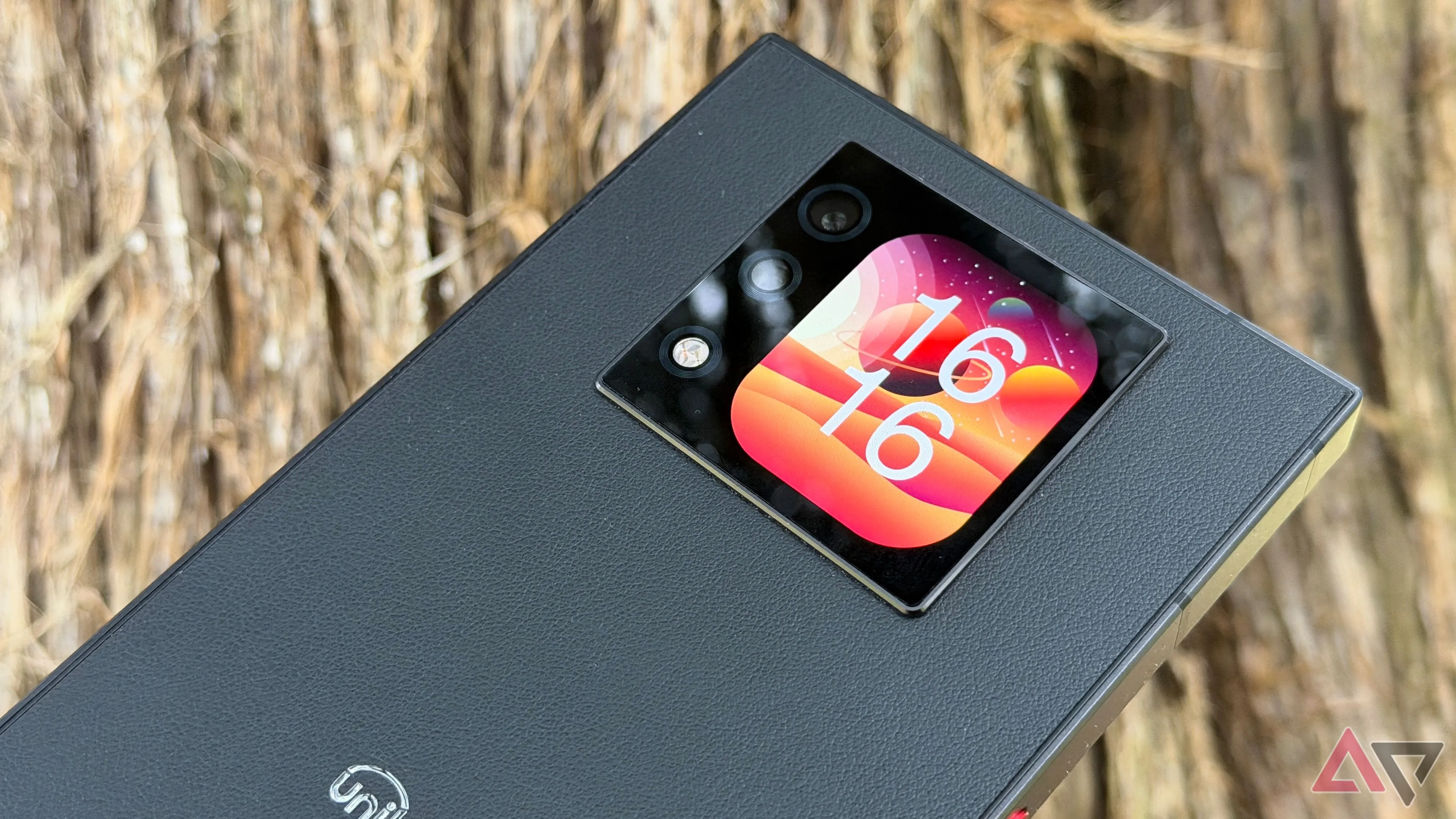 Màn hình phụ và mặt sau Unihertz Titan 2 với thiết kế dày cộm nhưng thực dụng