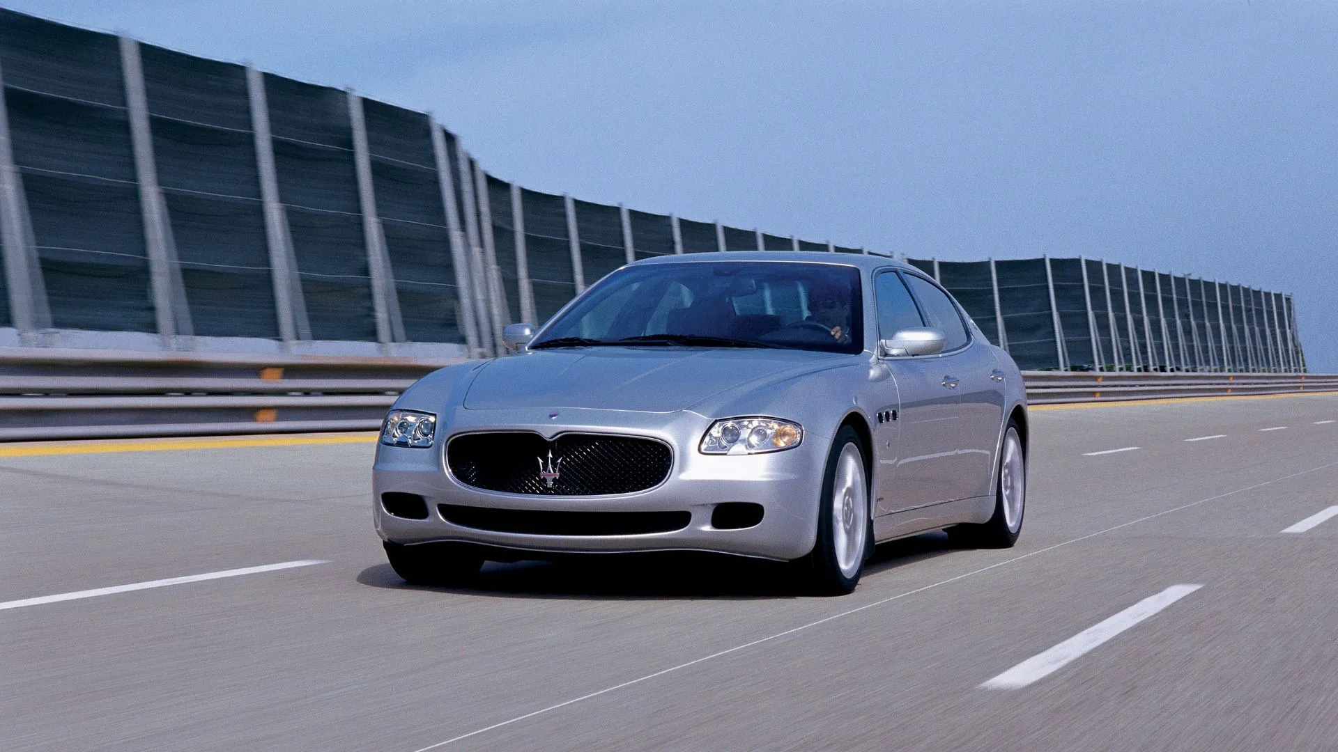 Maserati Quattroporte V đời 2003 góc 3/4 trước màu bạc thể thao.