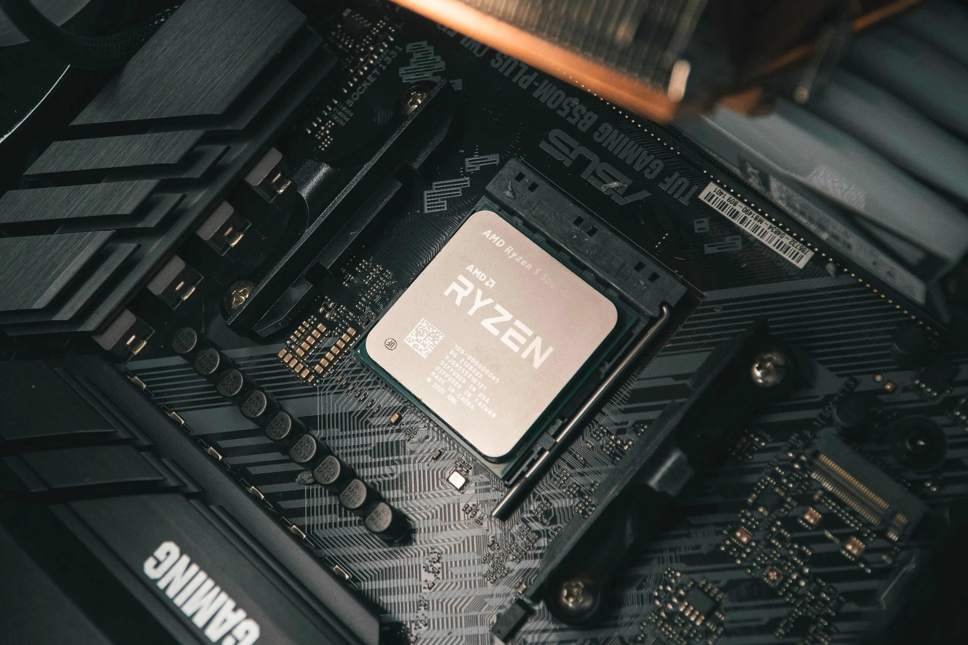 Một CPU Ryzen thế hệ trước gắn lên bo mạch, tượng trưng cho dòng Zen 2 phổ biến trong phân khúc tầm trung