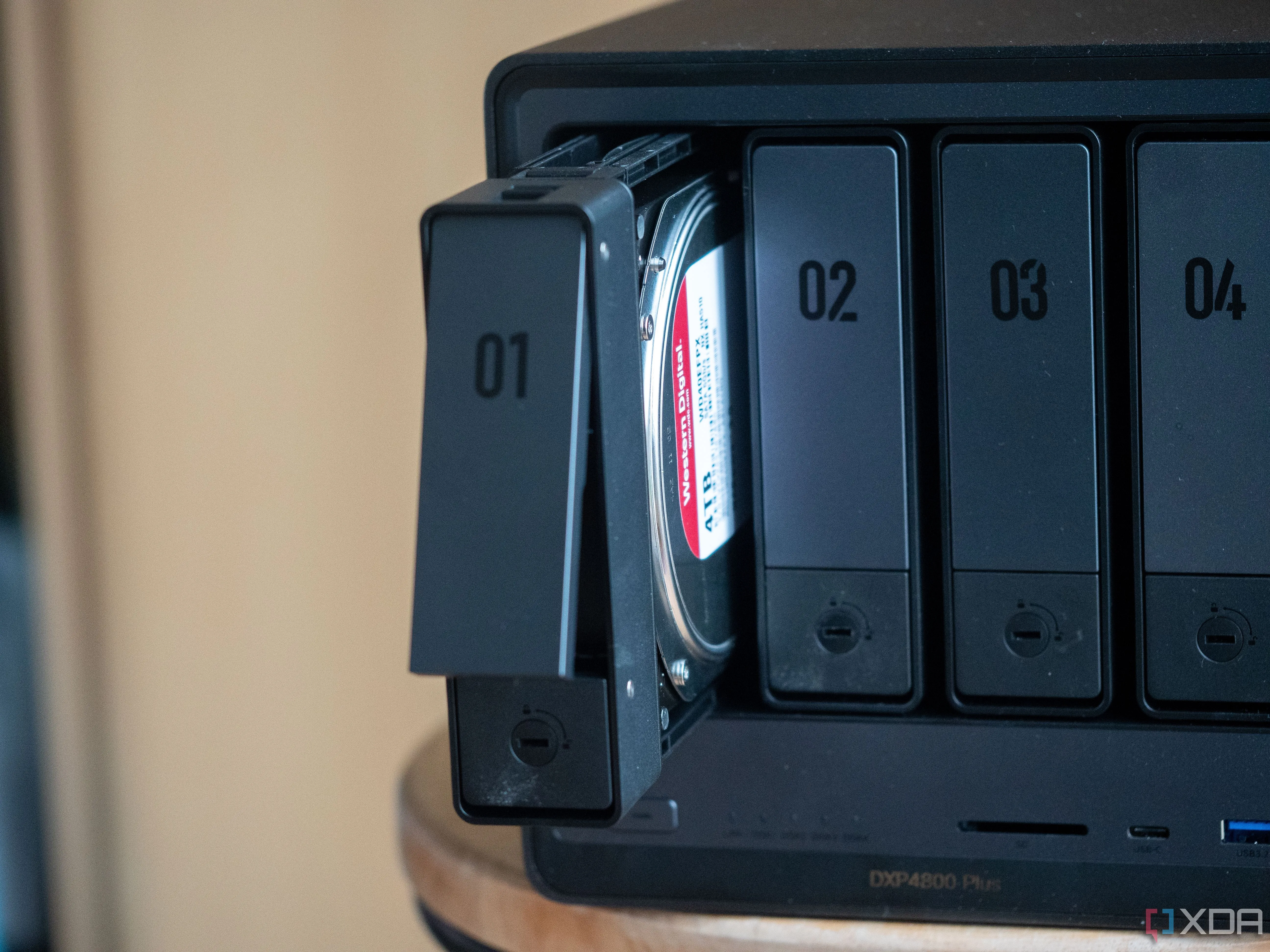 NAS Ugreen 4-bay đặt trên bàn, minh họa cho lưu trữ tự host Nextcloud