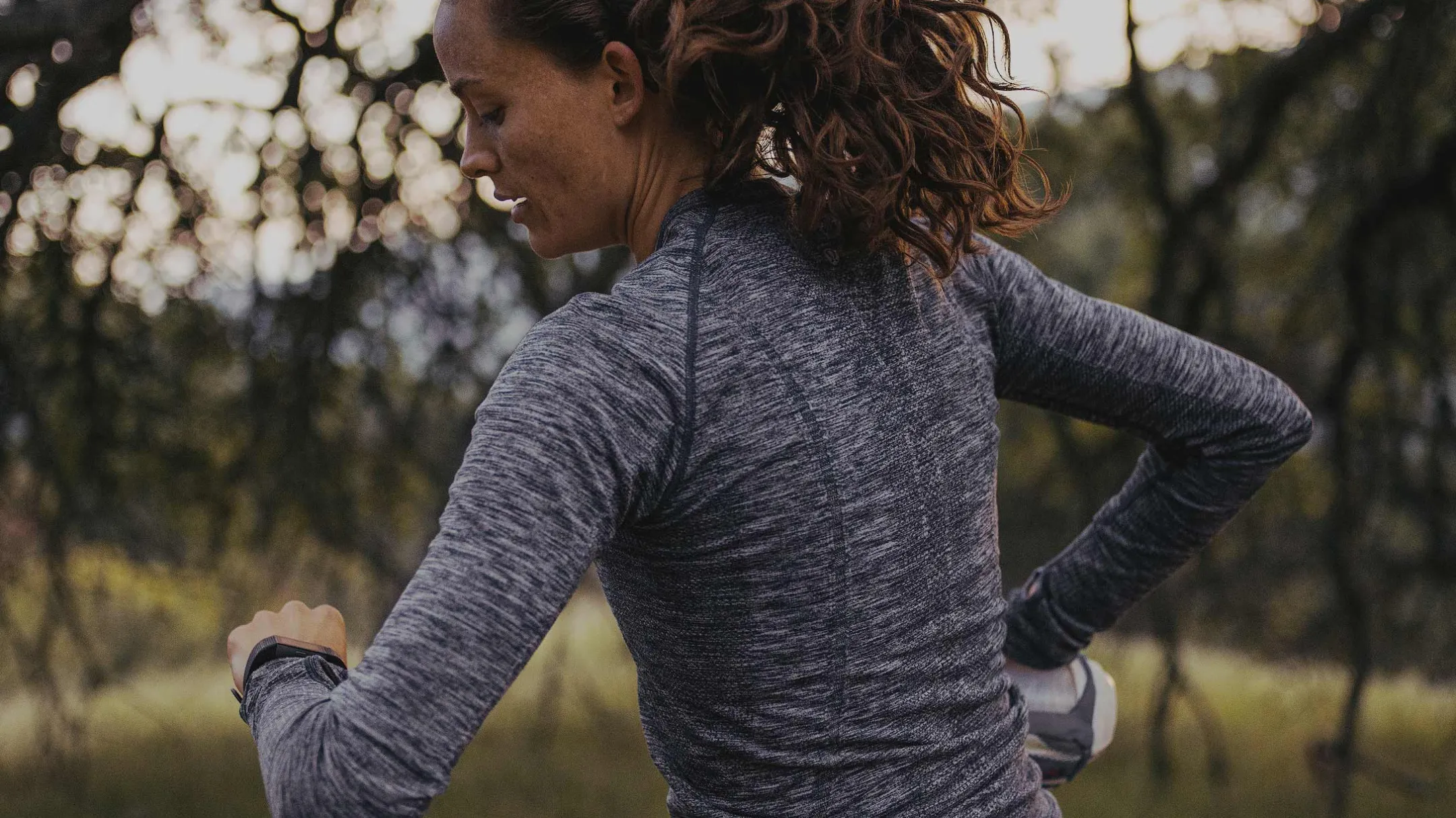 Người chạy kiểm tra dữ liệu trên đồng hồ thể thao - minh họa kết nối Strava với Garmin