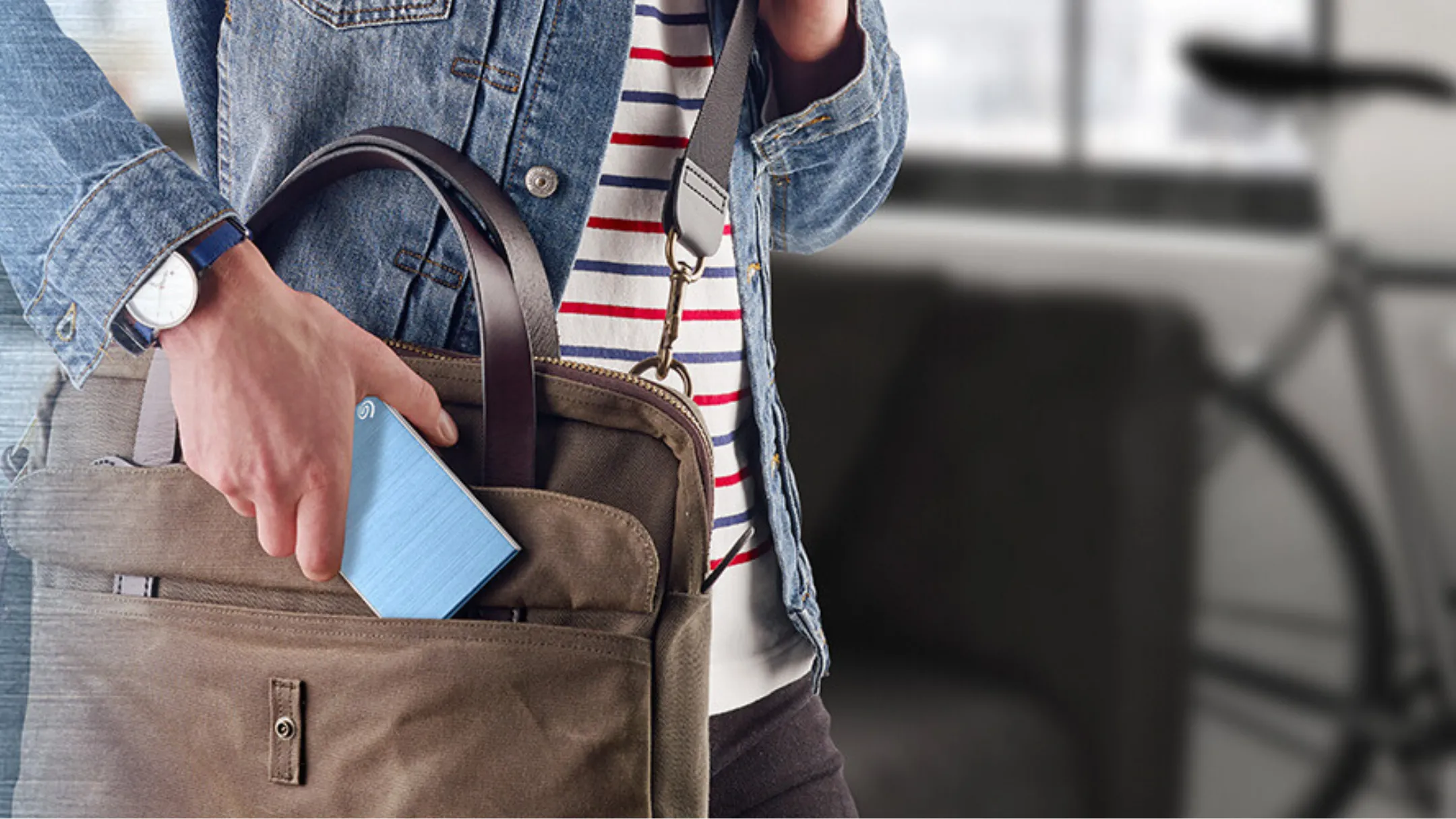 Người dùng mang theo ổ cứng Seagate Backup Plus Slim vào balo, giải pháp lưu trữ di động cho game thủ