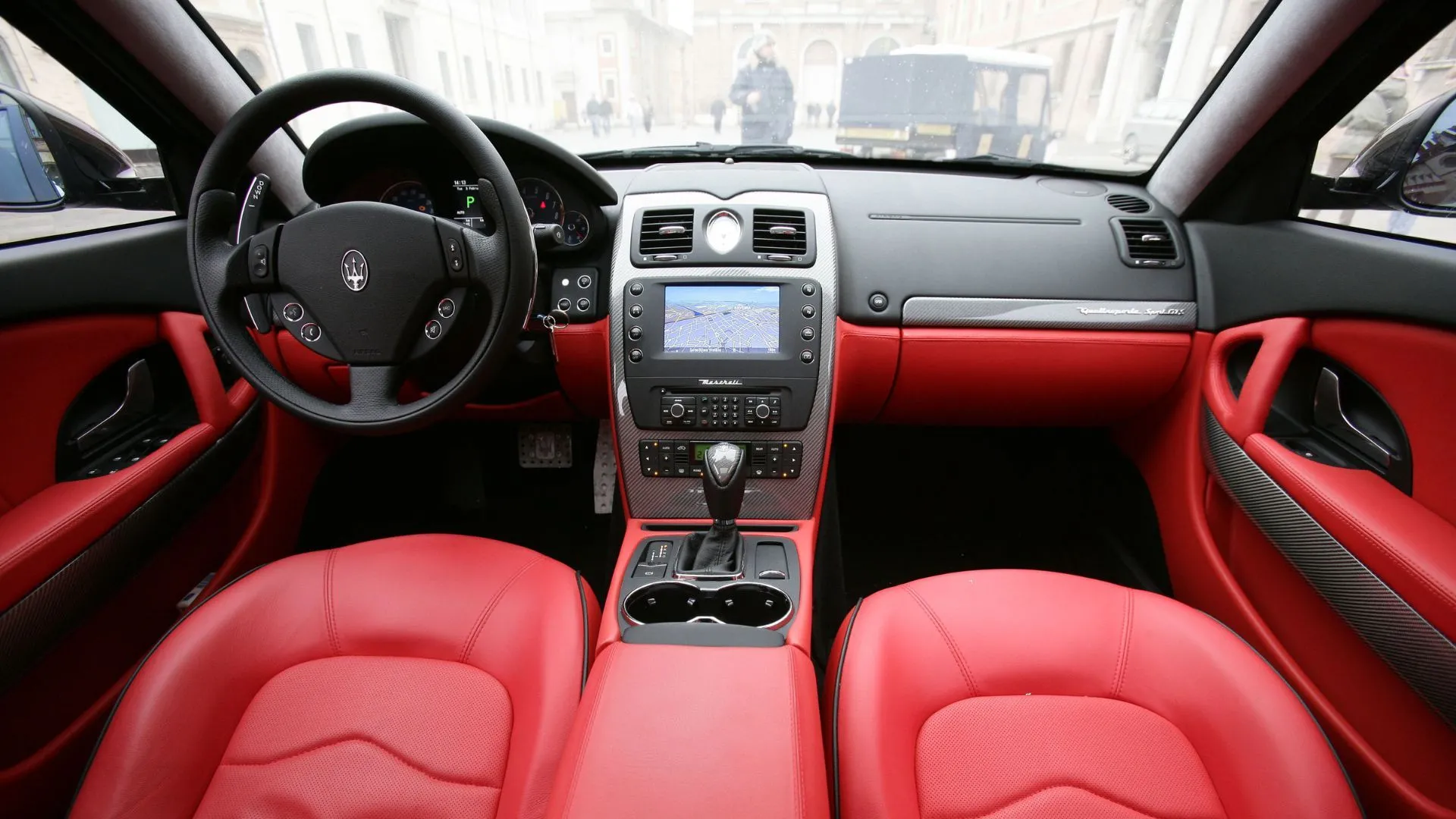 Nội thất Maserati Quattroporte 2008, khoang lái sang trọng với vật liệu cao cấp.