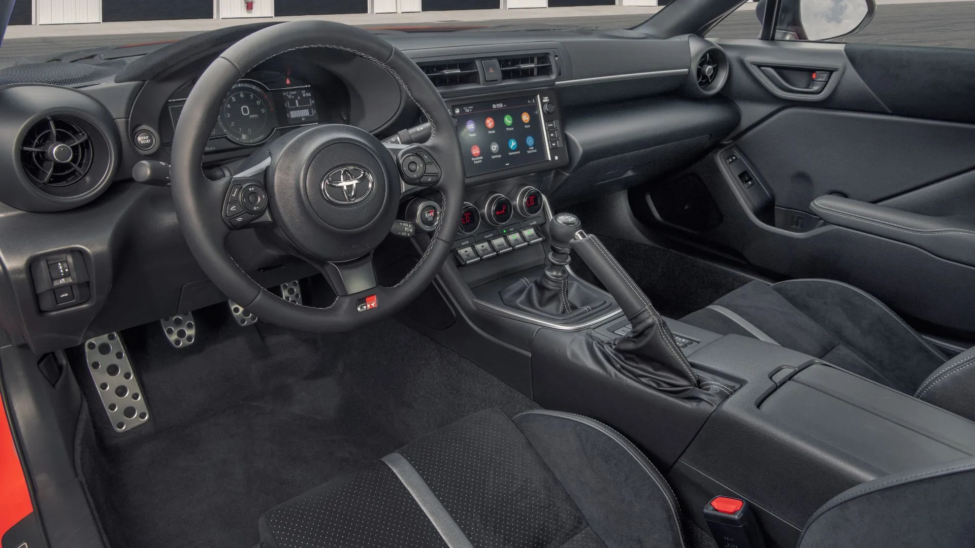 Nội thất Toyota GR86 2022 hiển thị vô lăng, ghế trước và màn hình giải trí — phong cách thể thao.