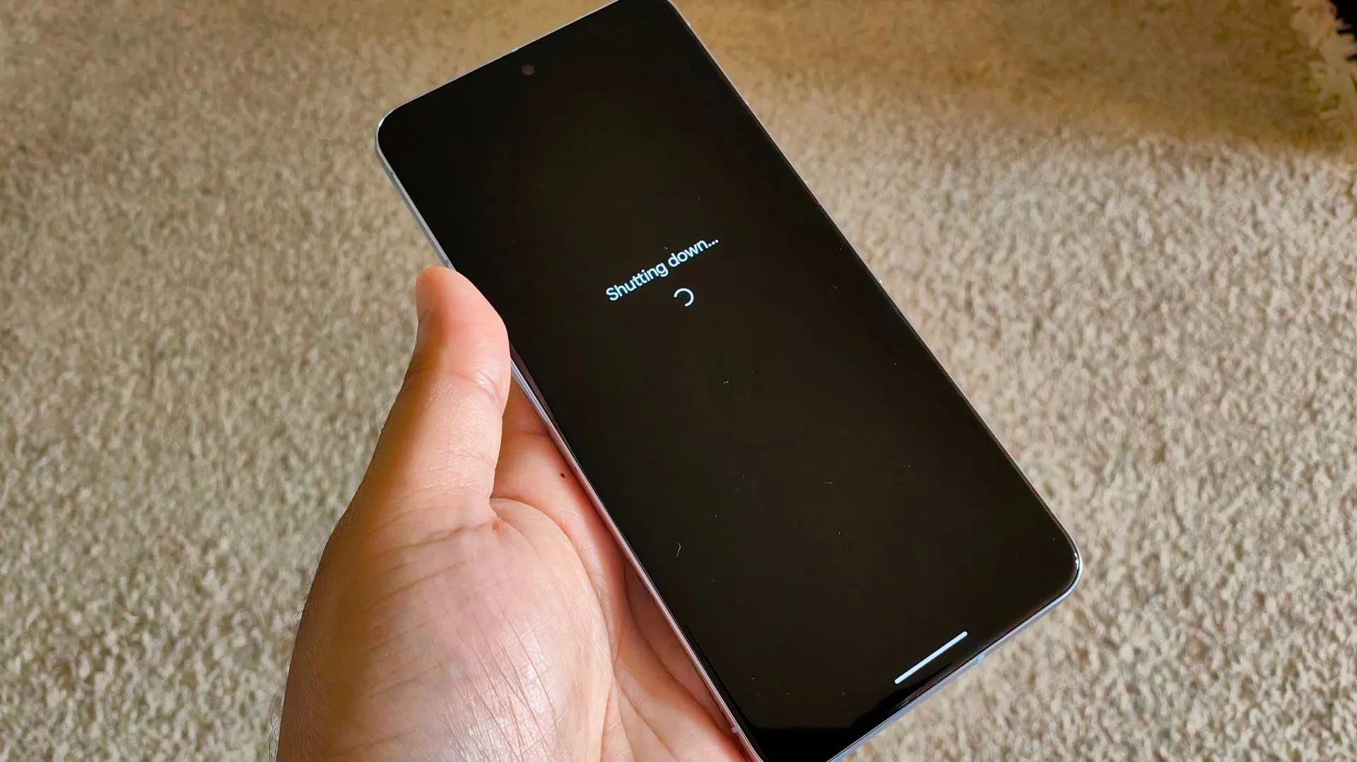 Pixel 8 Pro đang tắt nguồn, liên quan tới tính năng theo dõi và xoá dữ liệu từ xa