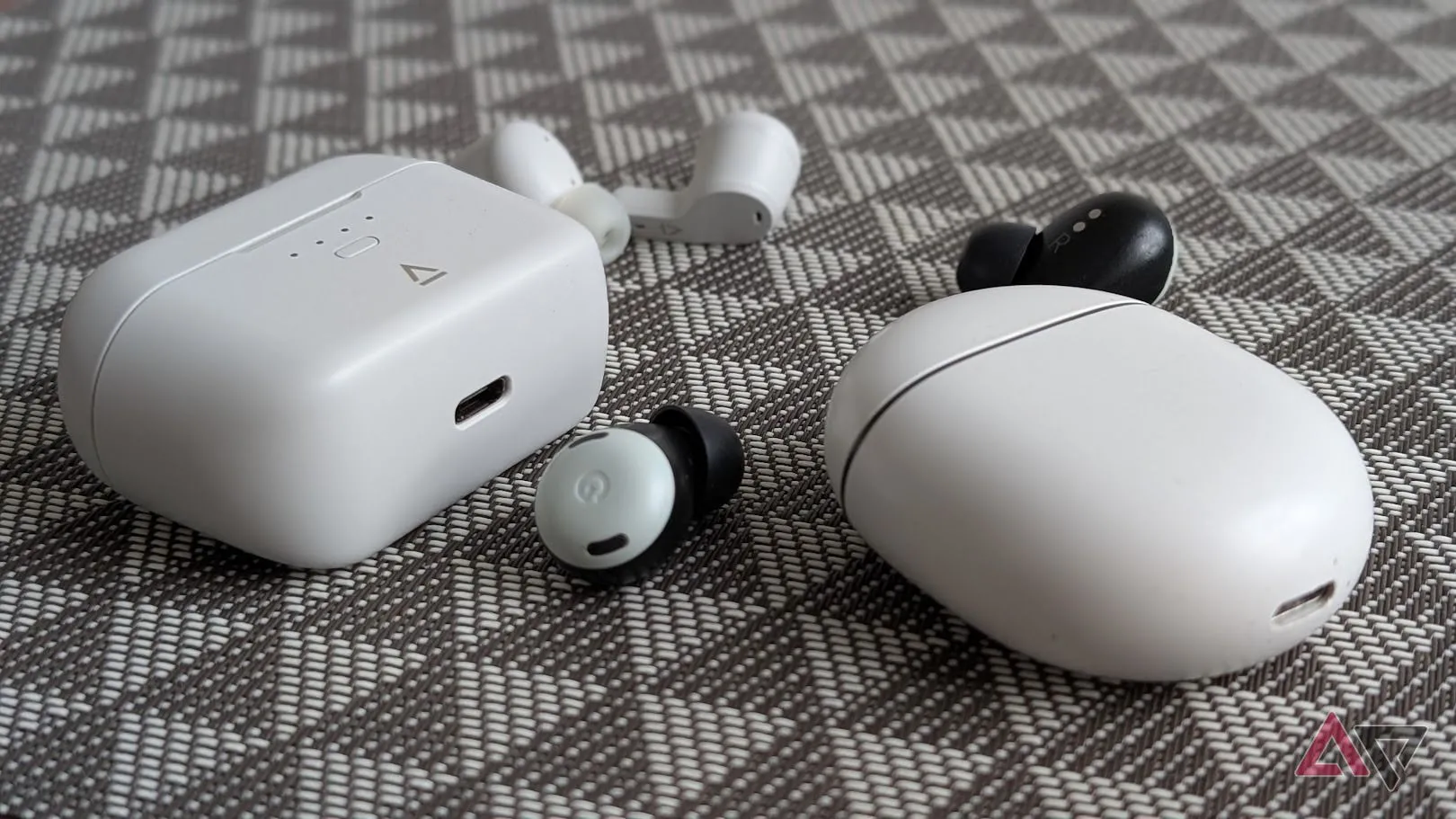 Pixel Buds Pro và Creative Zen Air SXFI đặt cạnh nhau trên nền đen trắng