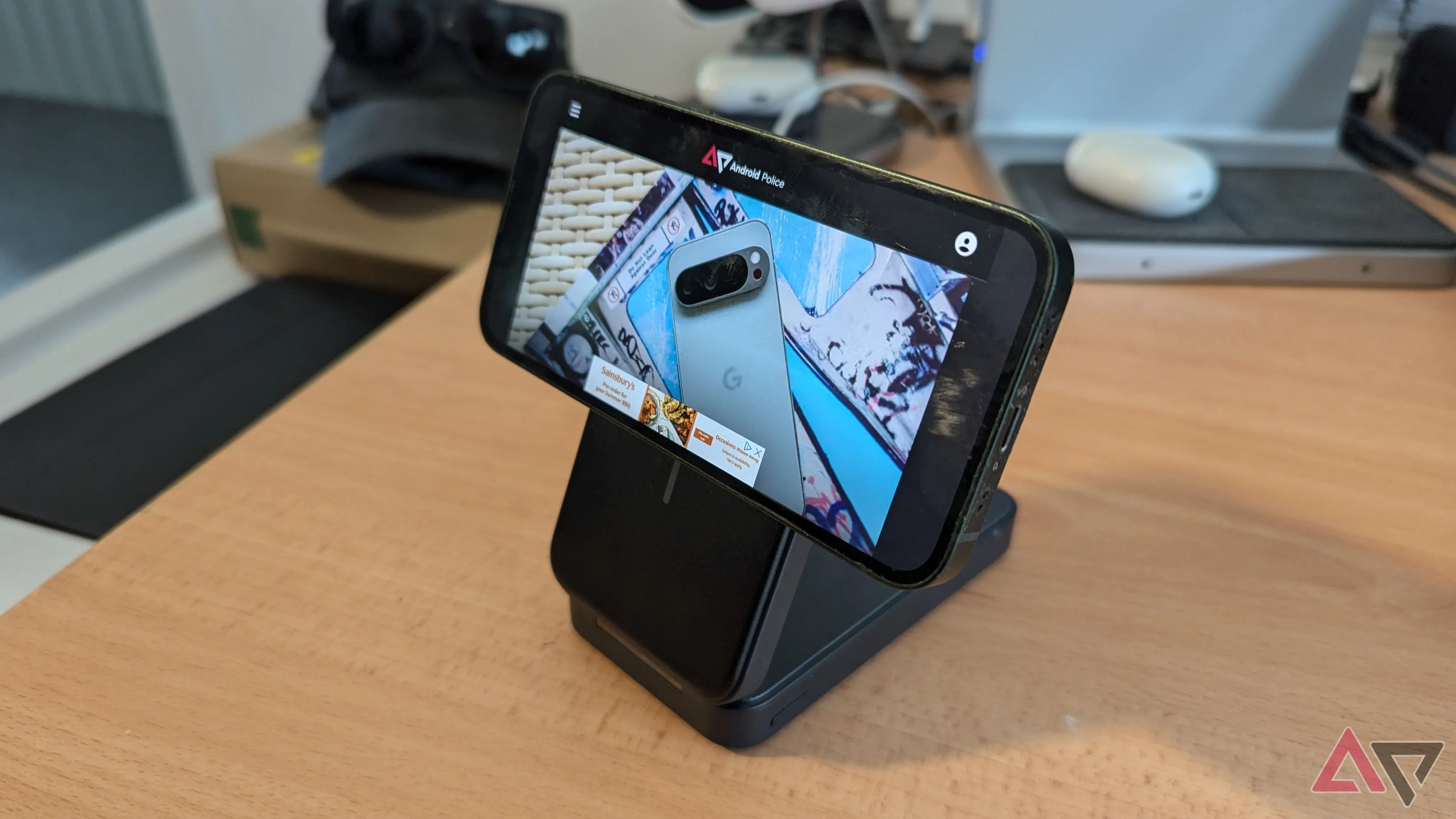 Power bank và iPhone 13 mini đặt ngang trên bàn, tôn vinh thiết kế nhỏ gọn và tiện lợi di động