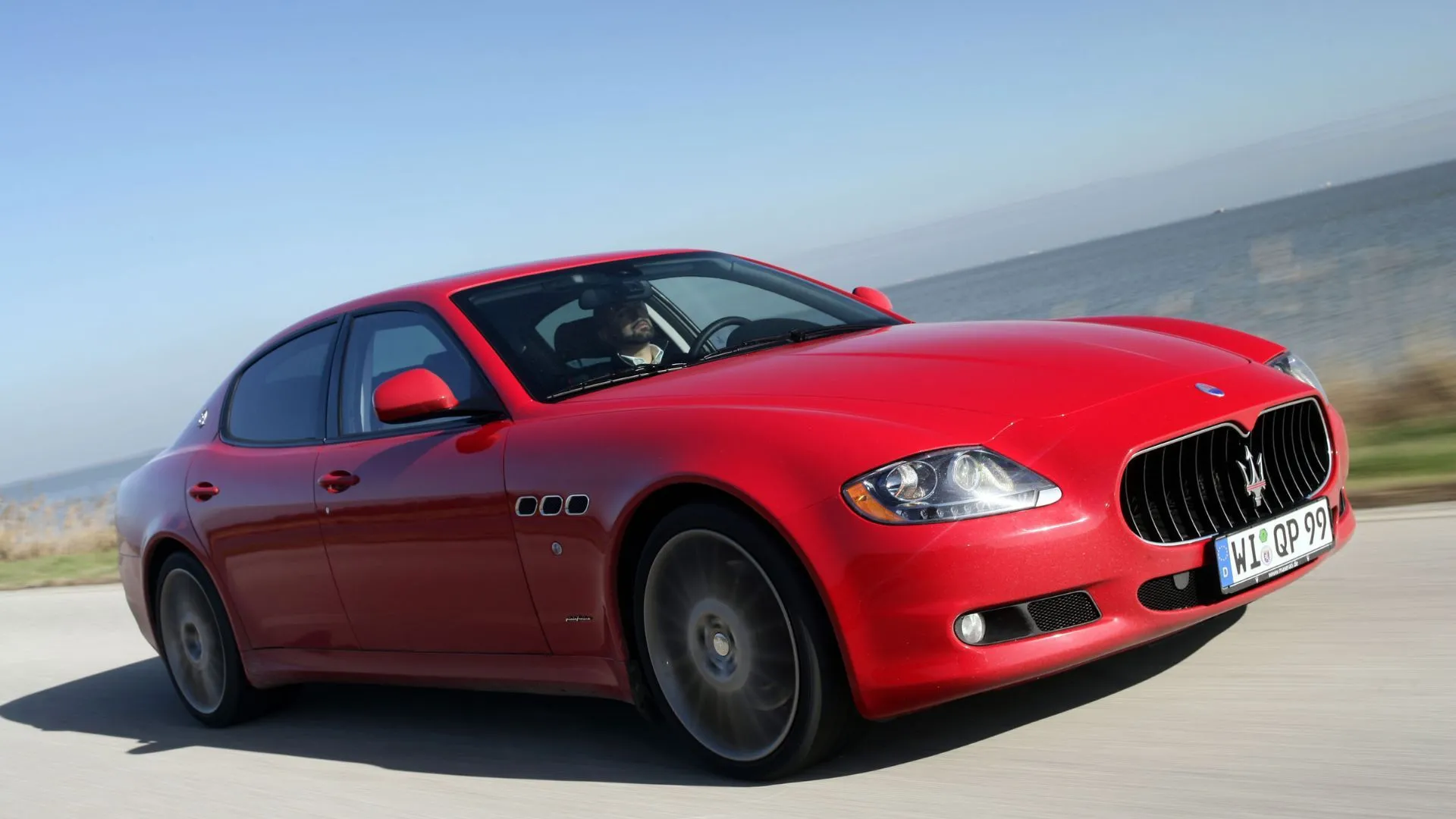 Quattroporte S màu đỏ 2008 góc 3/4 trước, minh họa mẫu còn giữ dáng thể thao.