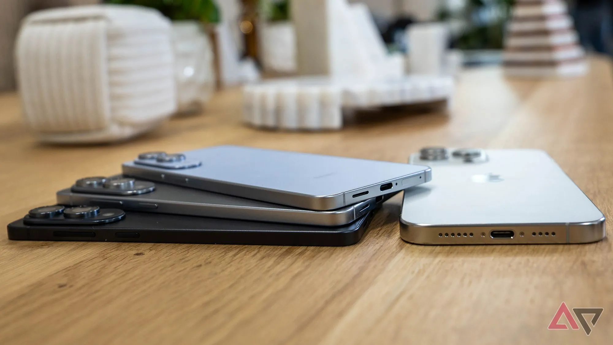 Samsung Galaxy S25 Edge trên nền trắng, minh họa xu hướng mỏng nhưng vẫn quá cao để thao tác một tay