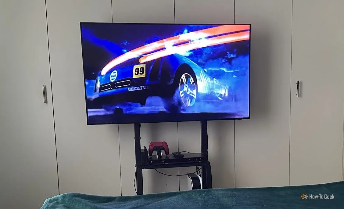 Samsung TV gắn trên giá di động trong phòng ngủ.