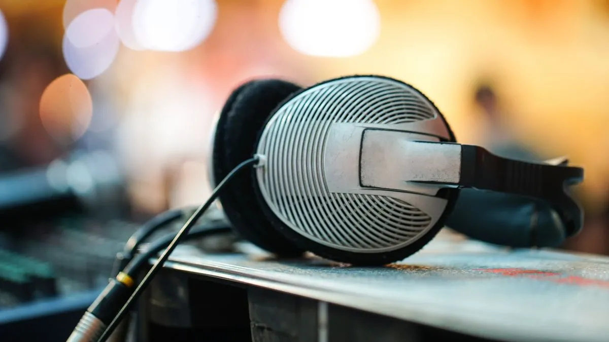 Tai nghe có dây đặt trên bàn, minh họa yêu cầu phần cứng để nghe Spotify Lossless đúng chất lượng